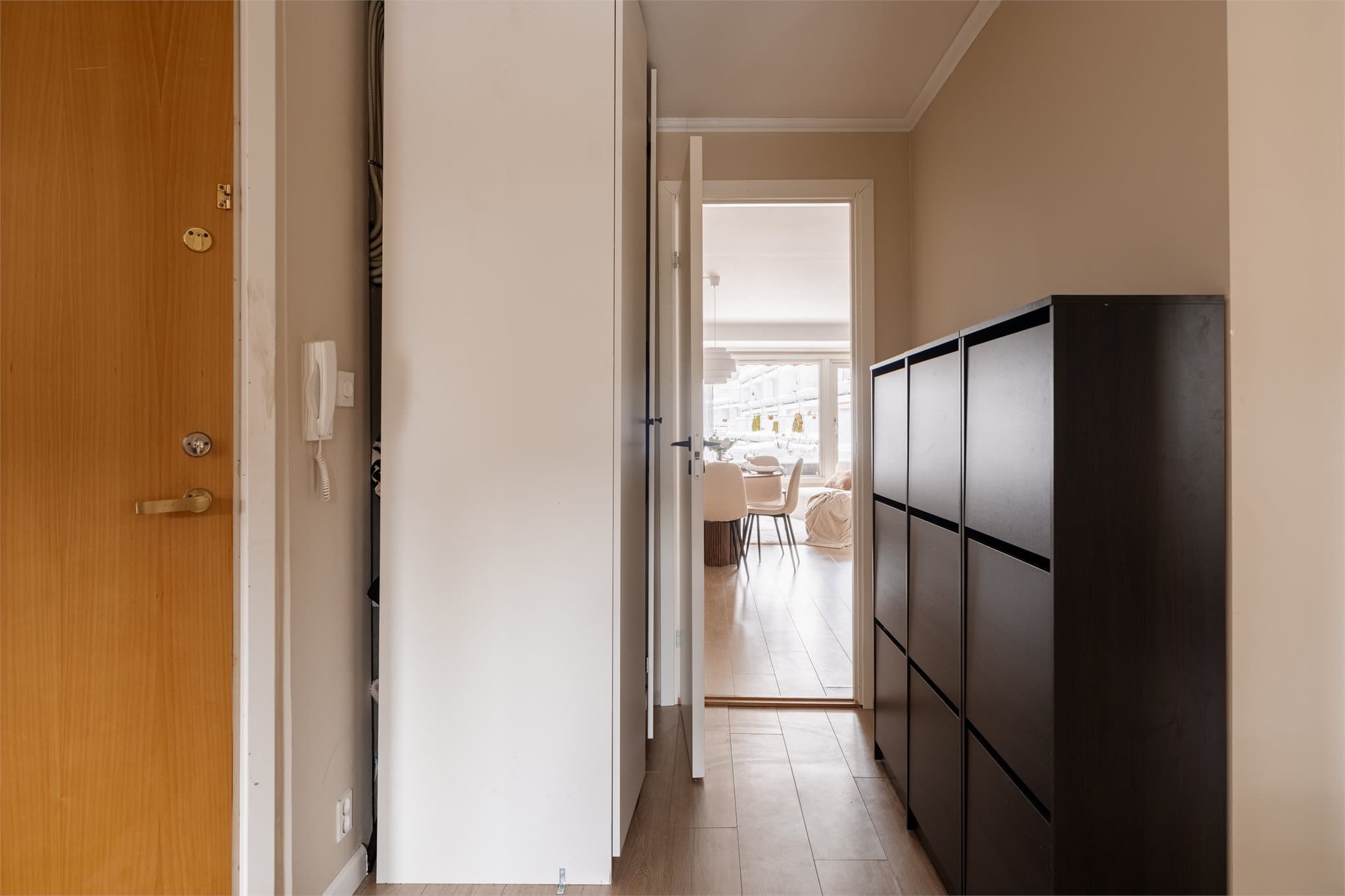 I et innebygd skap i entréen er det et praktisk opplegg for vaskemaskin.