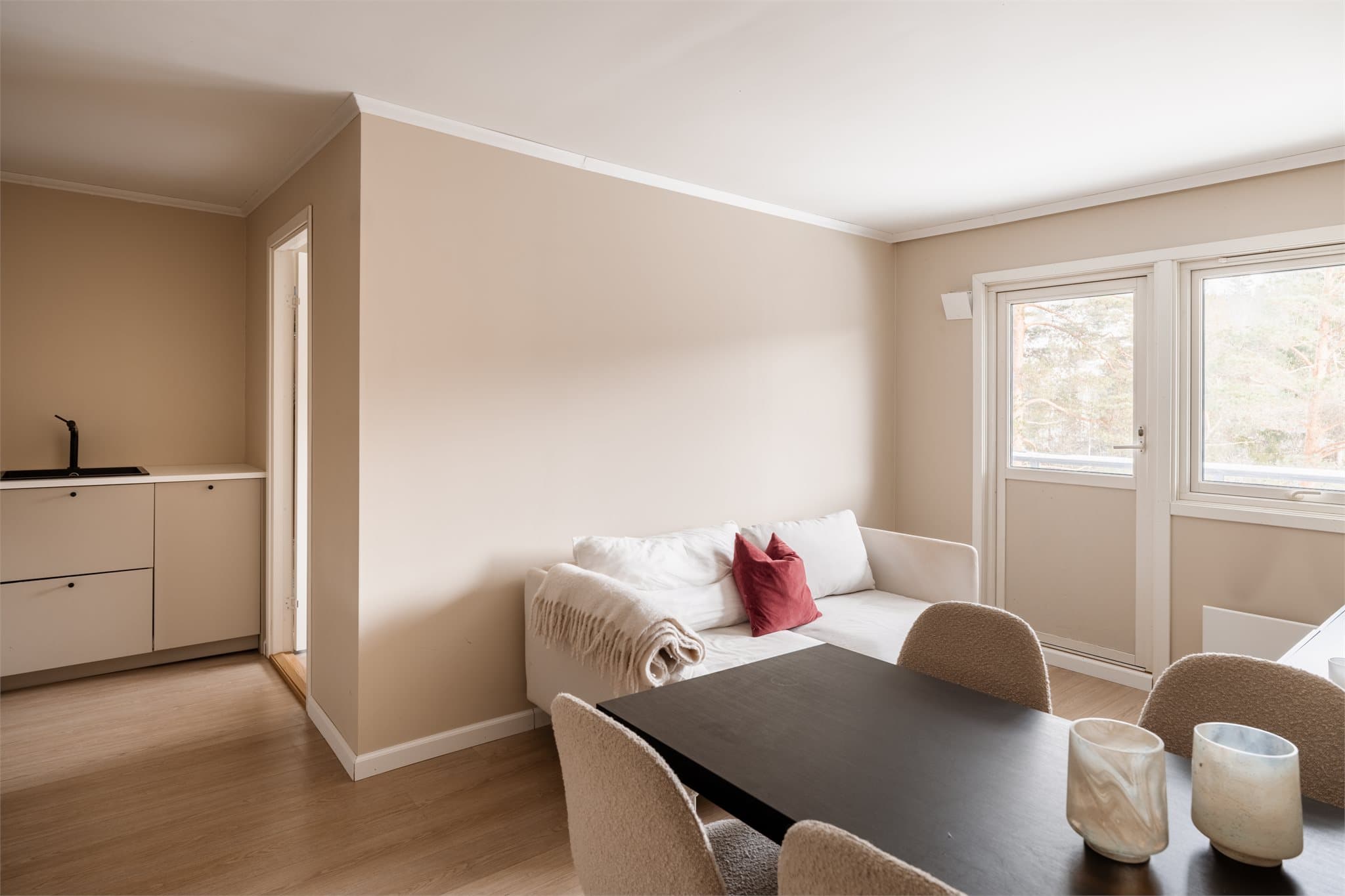 Rommet gir fleksible innredningsmuligheter for både sofagruppe og spisemøbler.