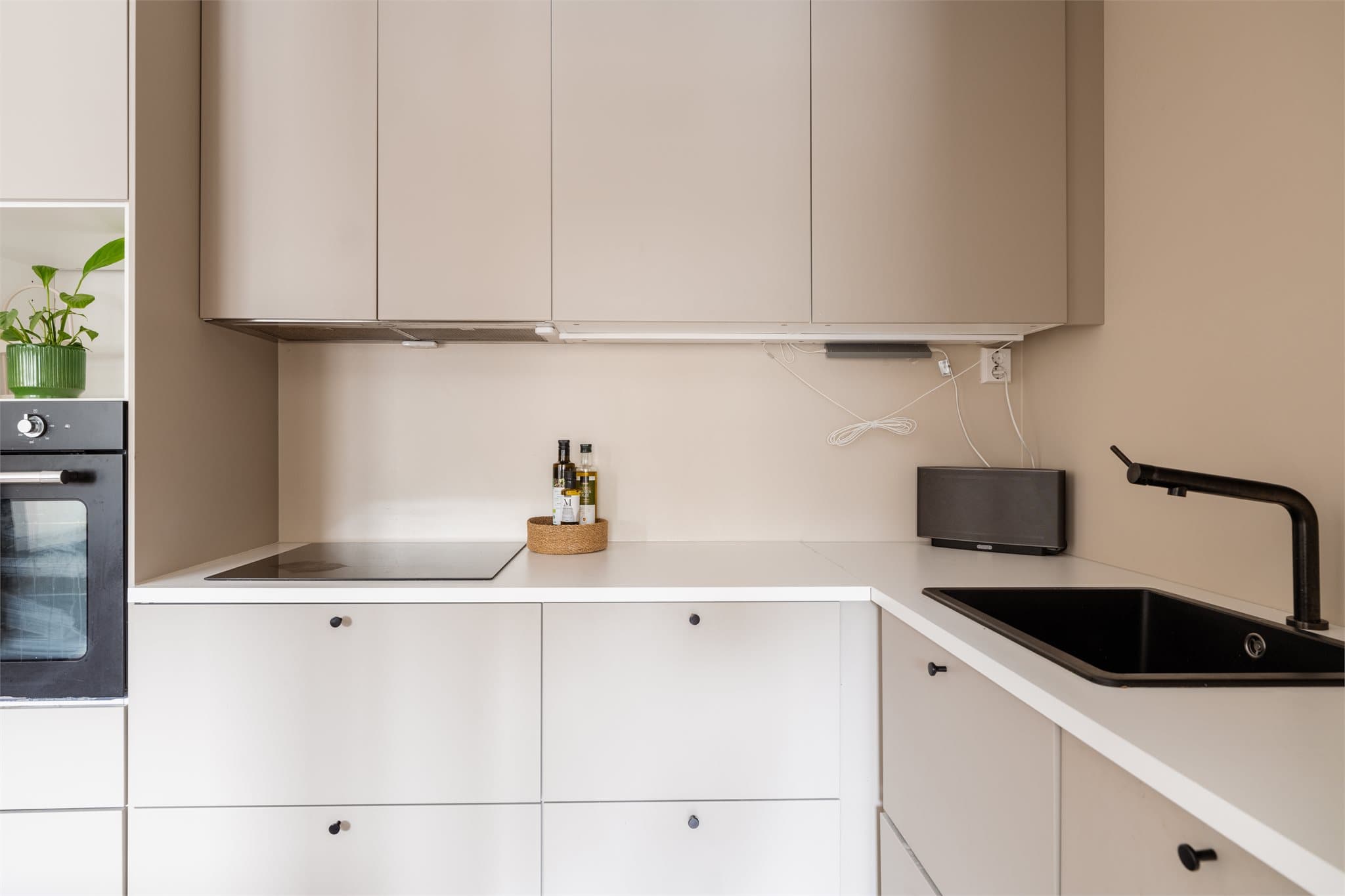 Kjøkkenet er utstyrt med integrert platetopp og laminatbenkeplate med nedfelt kum.