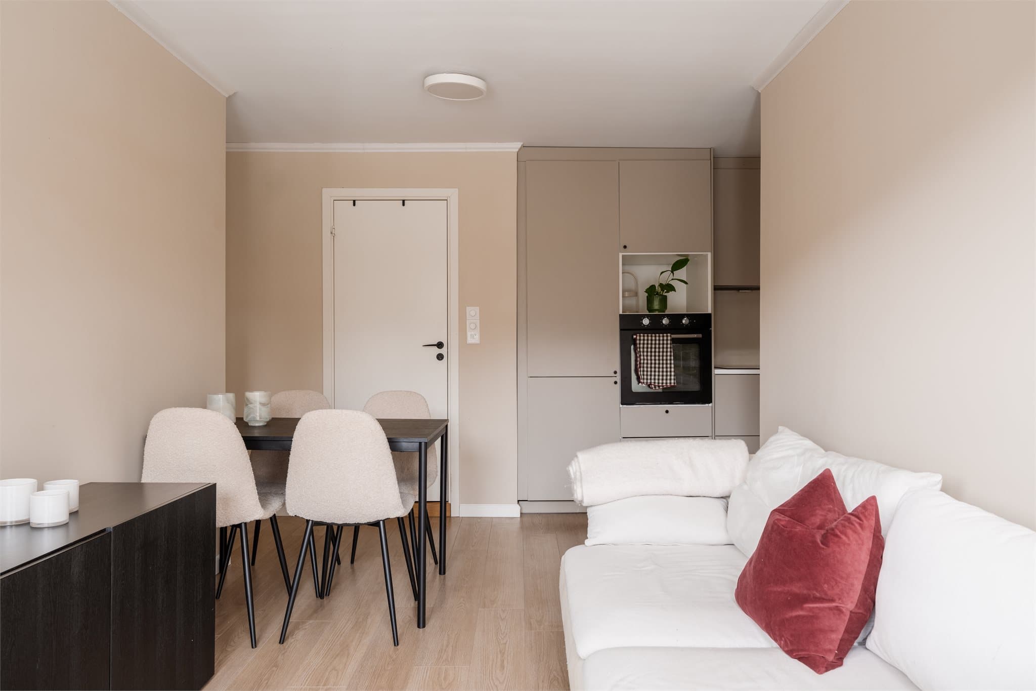 En arealeffektiv løsning som kombinerer stue og kjøkken på en funksjonell måte.