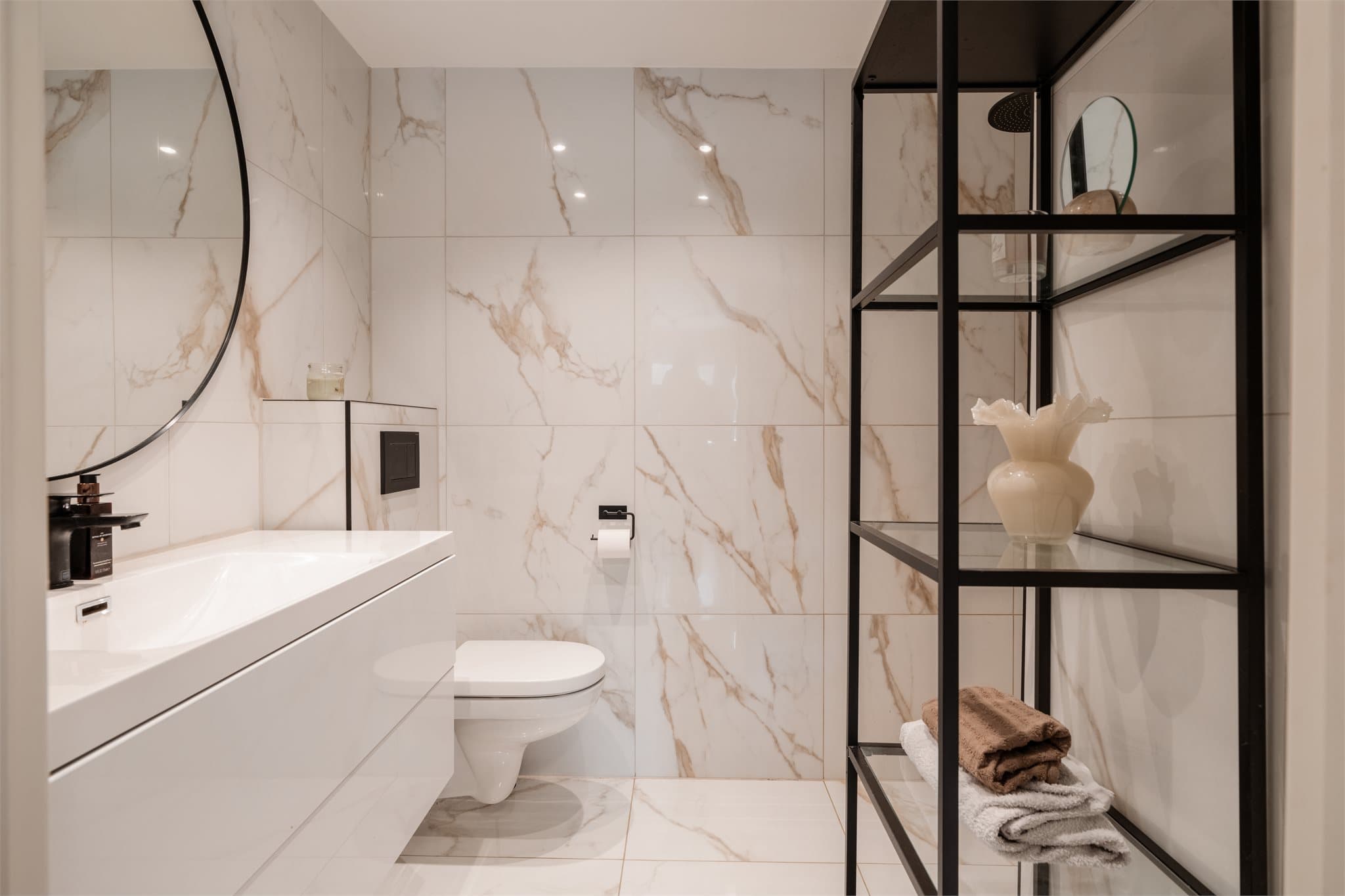 Det ene av to moderne bad, stilfullt pusset opp i 2023 med flislagte overflater.