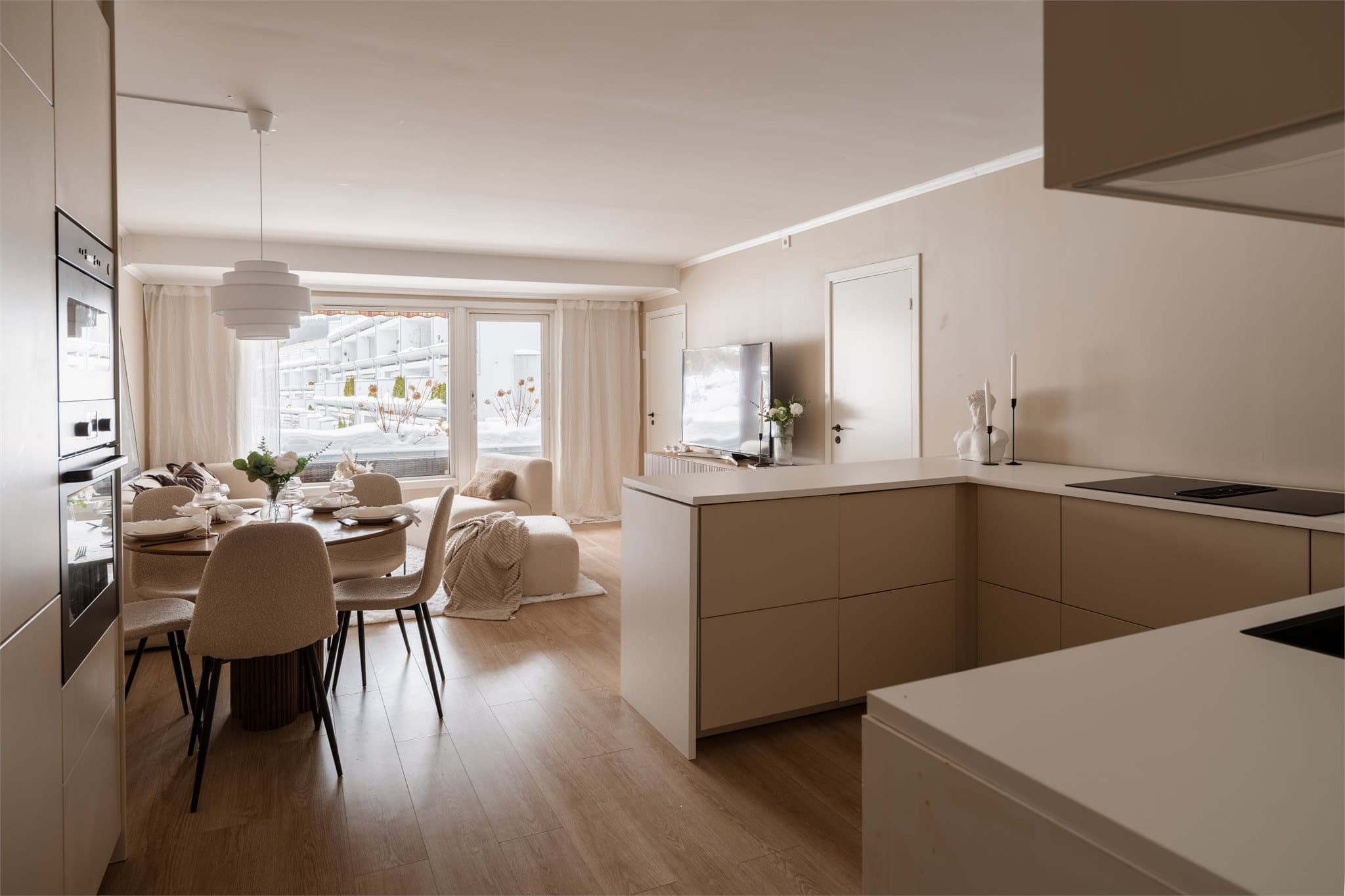 Hoveddelen av leiligheten har en sosial, åpen løsning mellom stue og kjøkken.