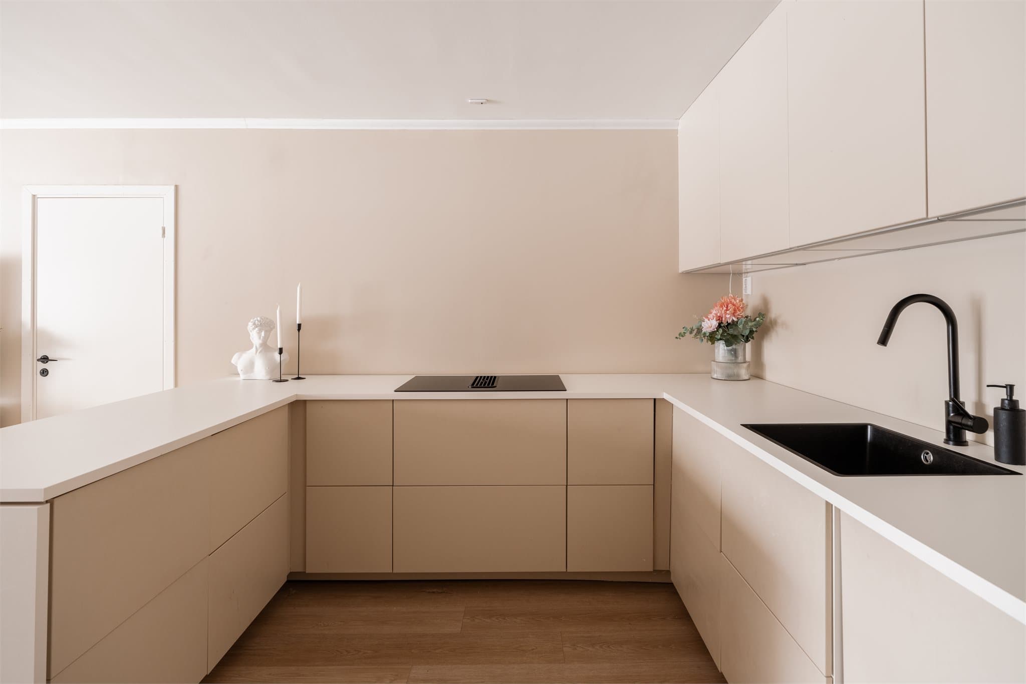 Kjøkkeninnredningen fra 2023 har svært god skap- og benkeplass og er moderne utført med glatte fronter og laminatbenkeplate