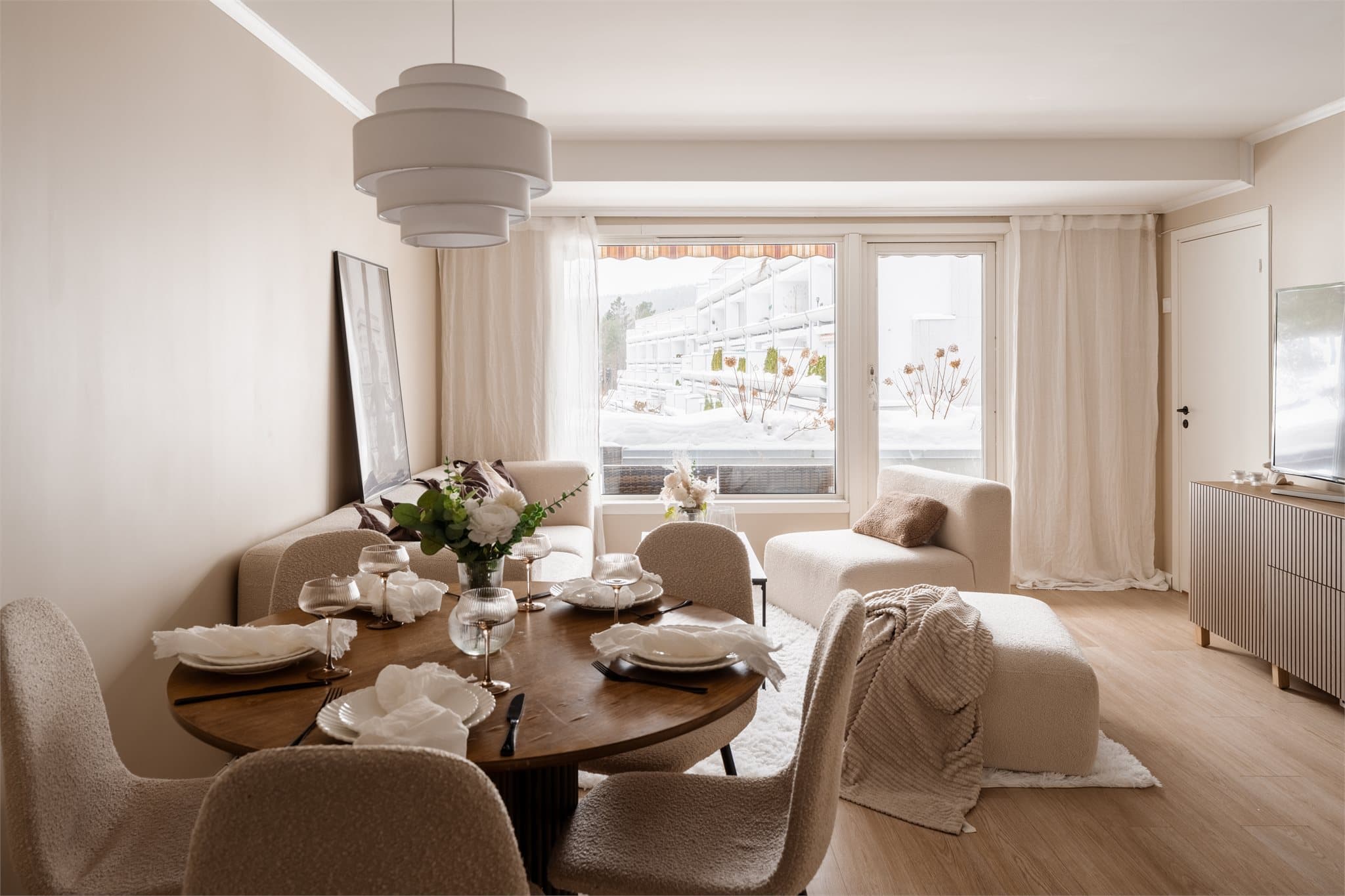 Den åpne løsningen gir en god flyt mellom spiseplass og sofakrok.