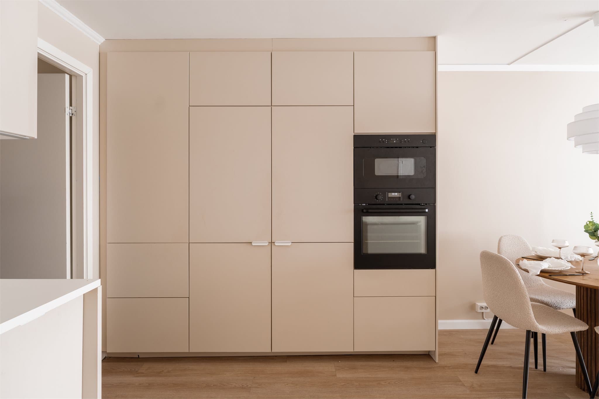 Kjøkkenet er fullt utstyrt med integrerte hvitevarer, inkludert stekeovn og mikrobølgeovn.