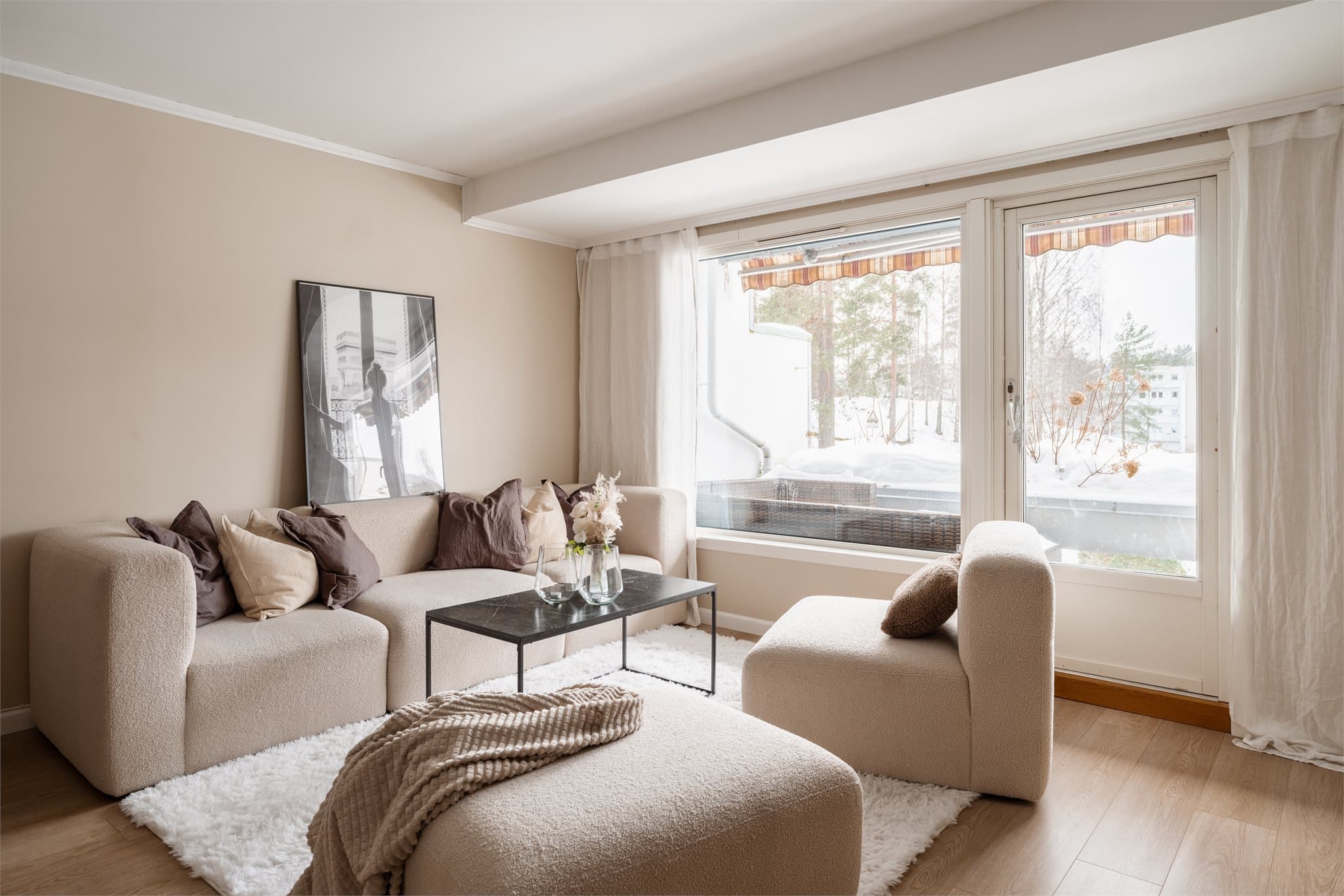 Stuen har en innbydende sone for en romslig sofagruppe og TV-møblement.