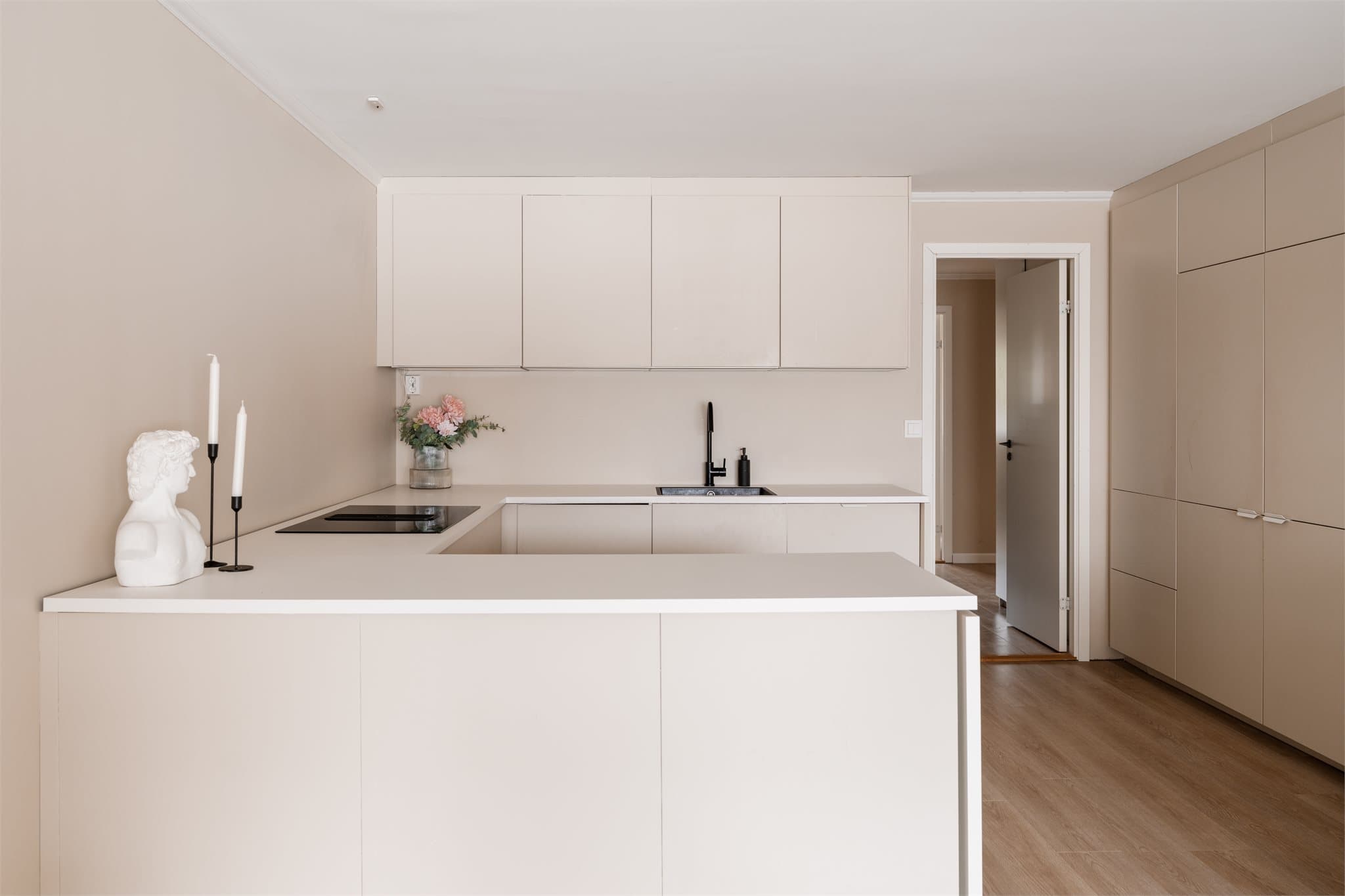 Kjøkkenhalvøya skaper et naturlig skille mot stuen og gir ekstra arbeidsflate.