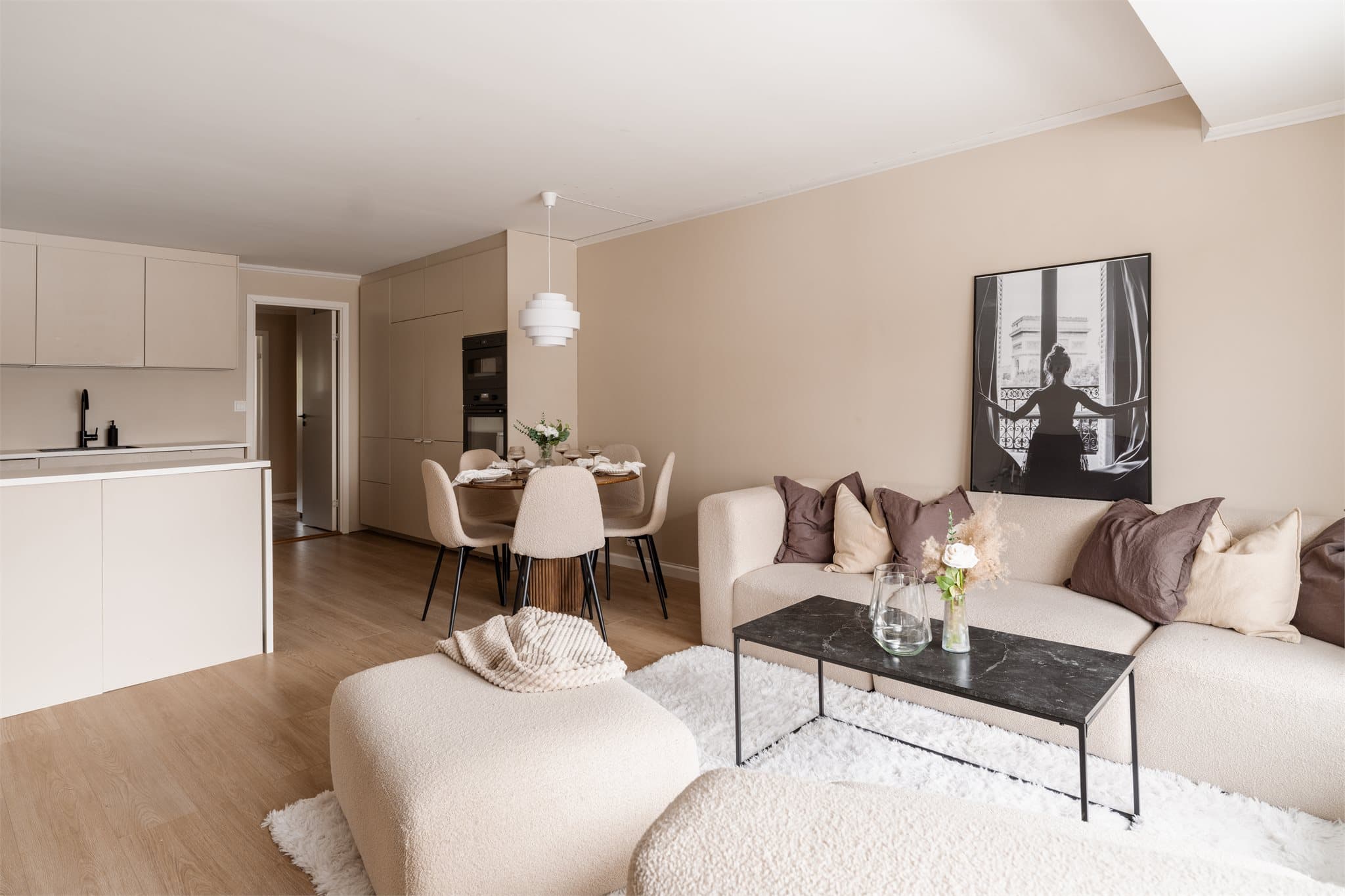 Himlingshøyden på ca. 2,39 meter i stuen bidrar til en god romfølelse.