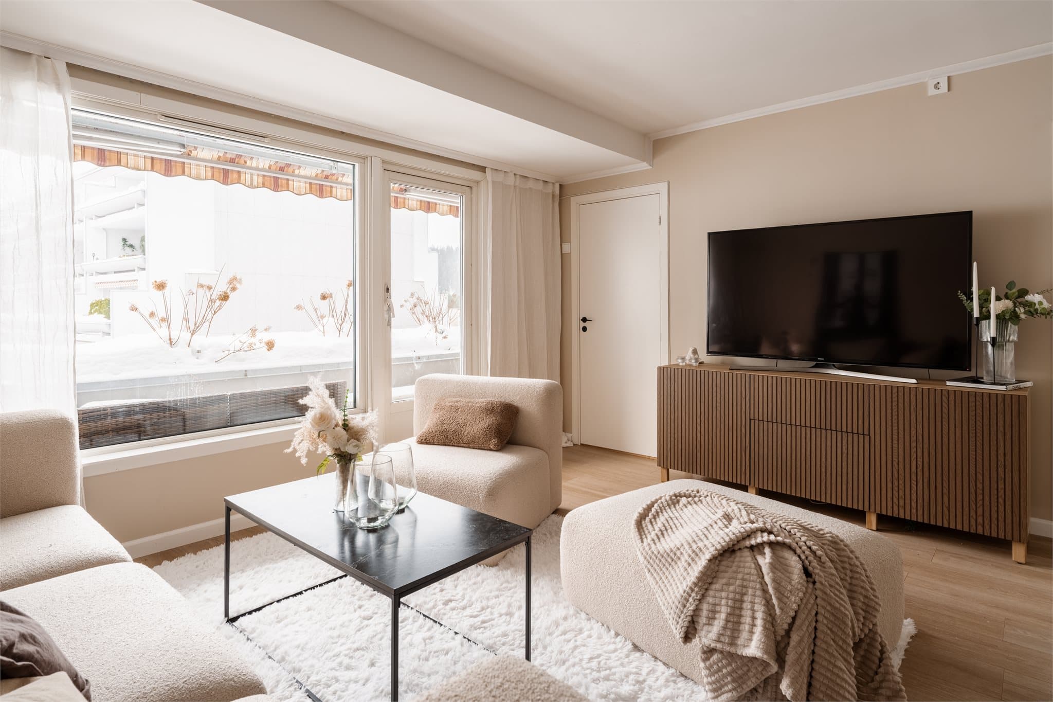 Fra stuen er det direkte utgang til en romslig balkong på 11 m².