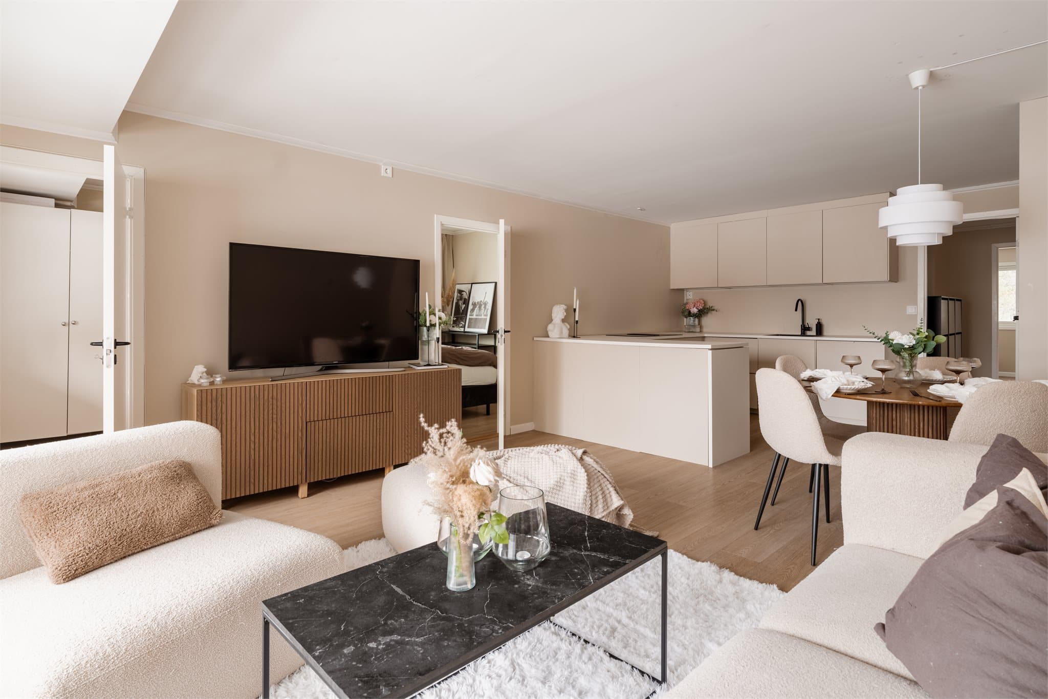 Hele leiligheten har gjennomgående laminatgulv, som skaper et helhetlig inntrykk.