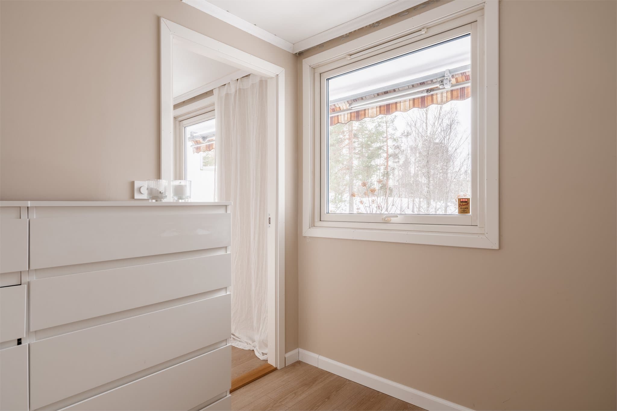 Vinduer med isolerglass fra 2018 og 2003 sikrer god isolasjon.