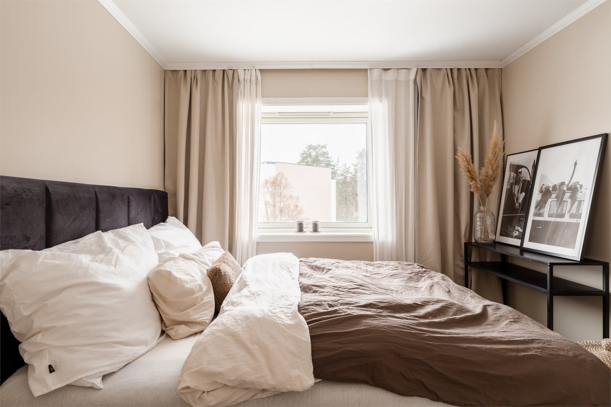 Hovedsoverommet er romslig og gir god plass til dobbeltseng med tilhørende møblement.