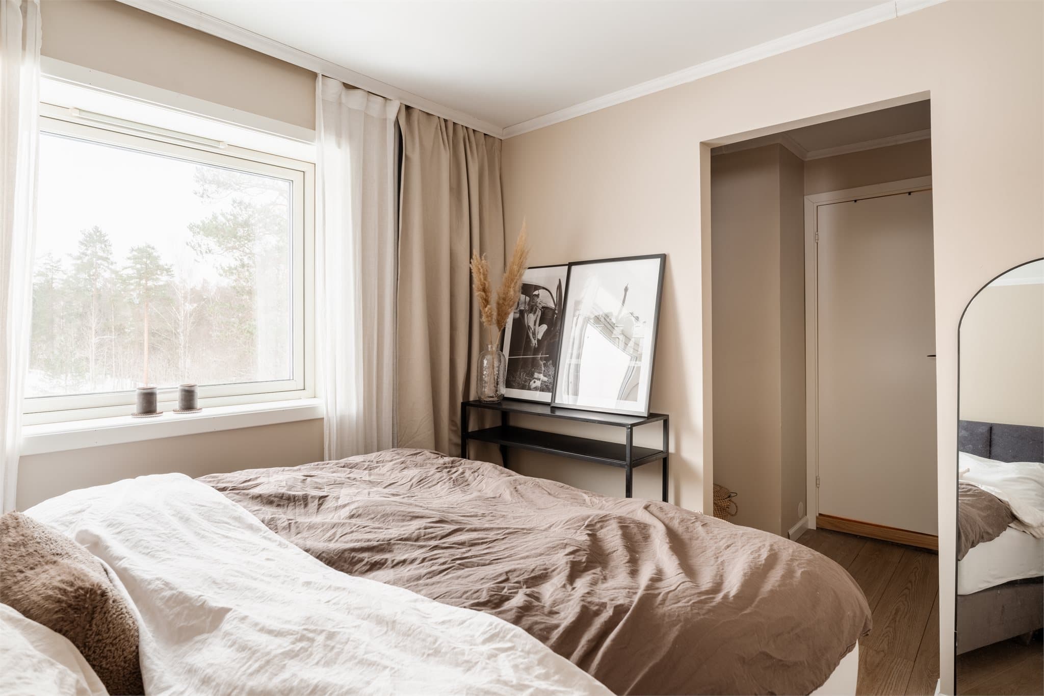 Fra hovedsoverommet er det direkte adkomst til badet, en praktisk garderobeløsning.