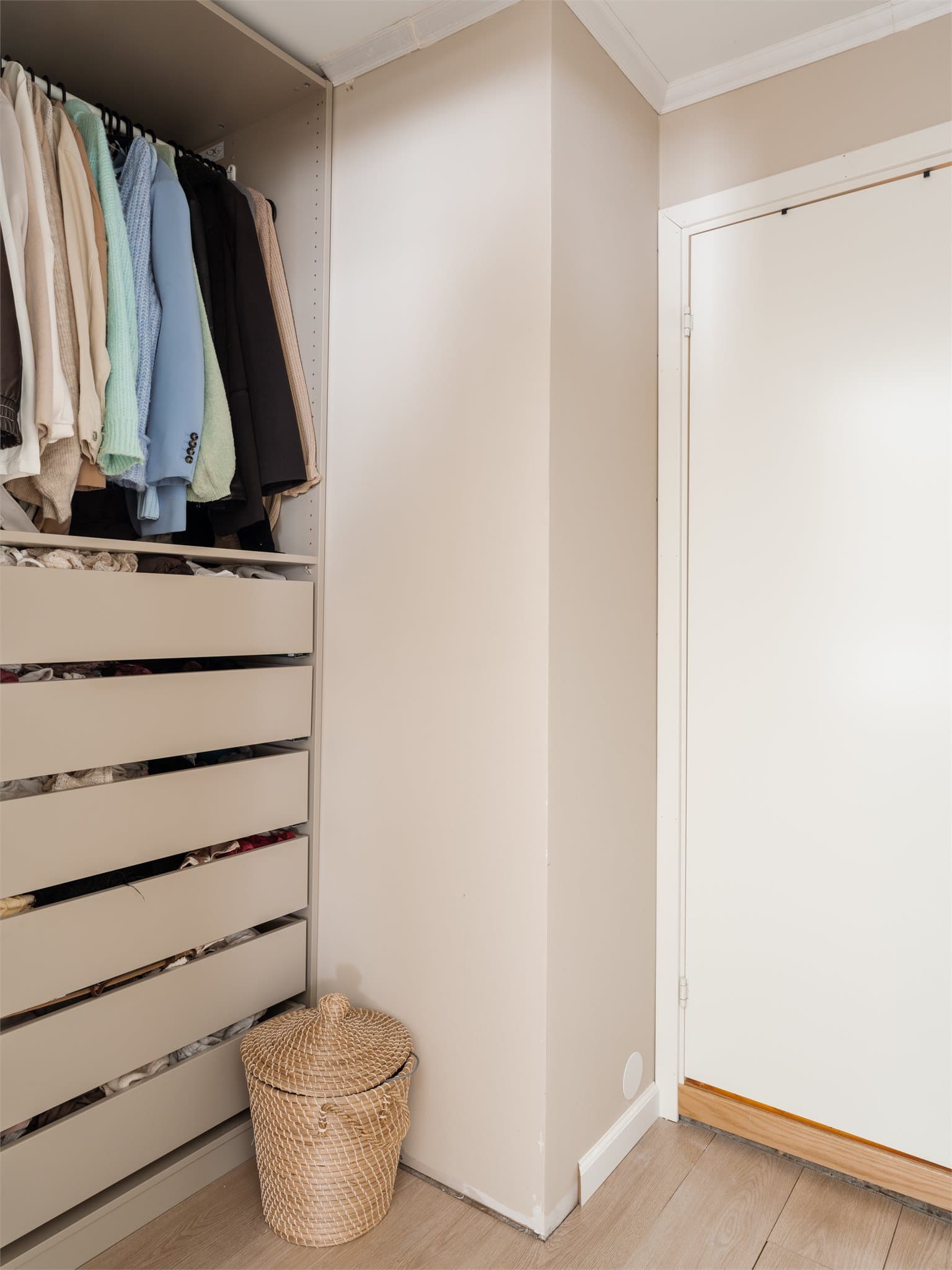 Garderoben har en smart innredning som utnytter plassen effektivt for organisert oppbevaring.