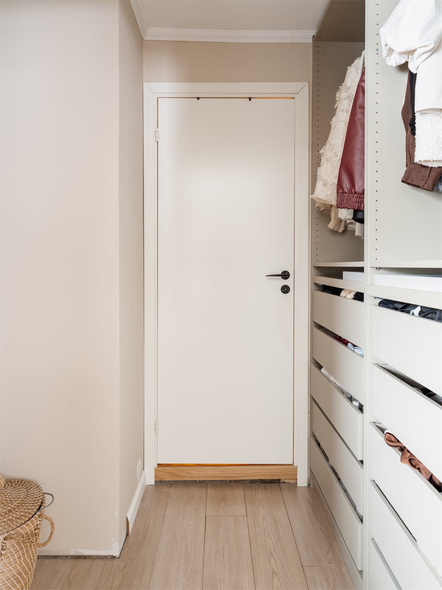 Direkte tilgang fra garderoben til det stilfulle badet - Til info: lengde på garderobeskap er 1,5m