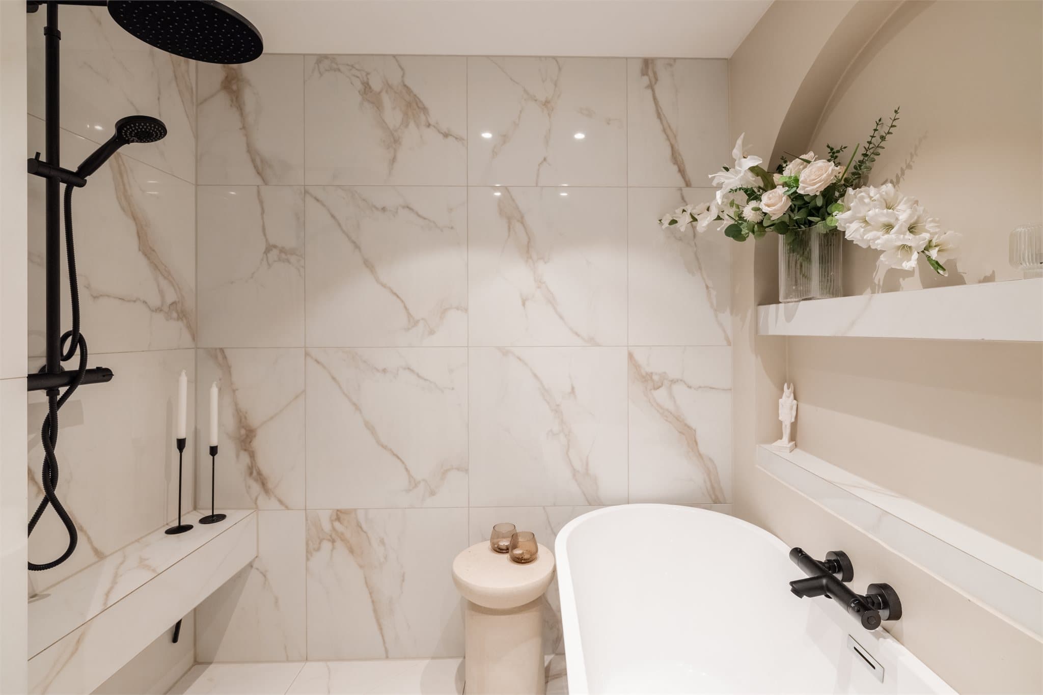 Her er det behagelige varmekabler i det flislagte gulvet og downlights i taket.