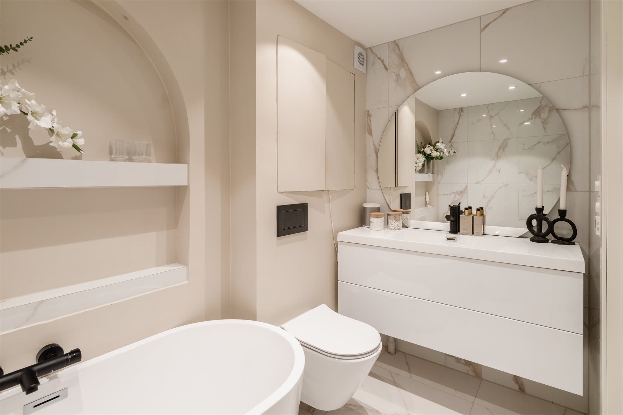 Begge badene ble stilfullt pusset opp i 2023 og fremstår svært elegant med delvis flislagte overflater og lekre nisje.