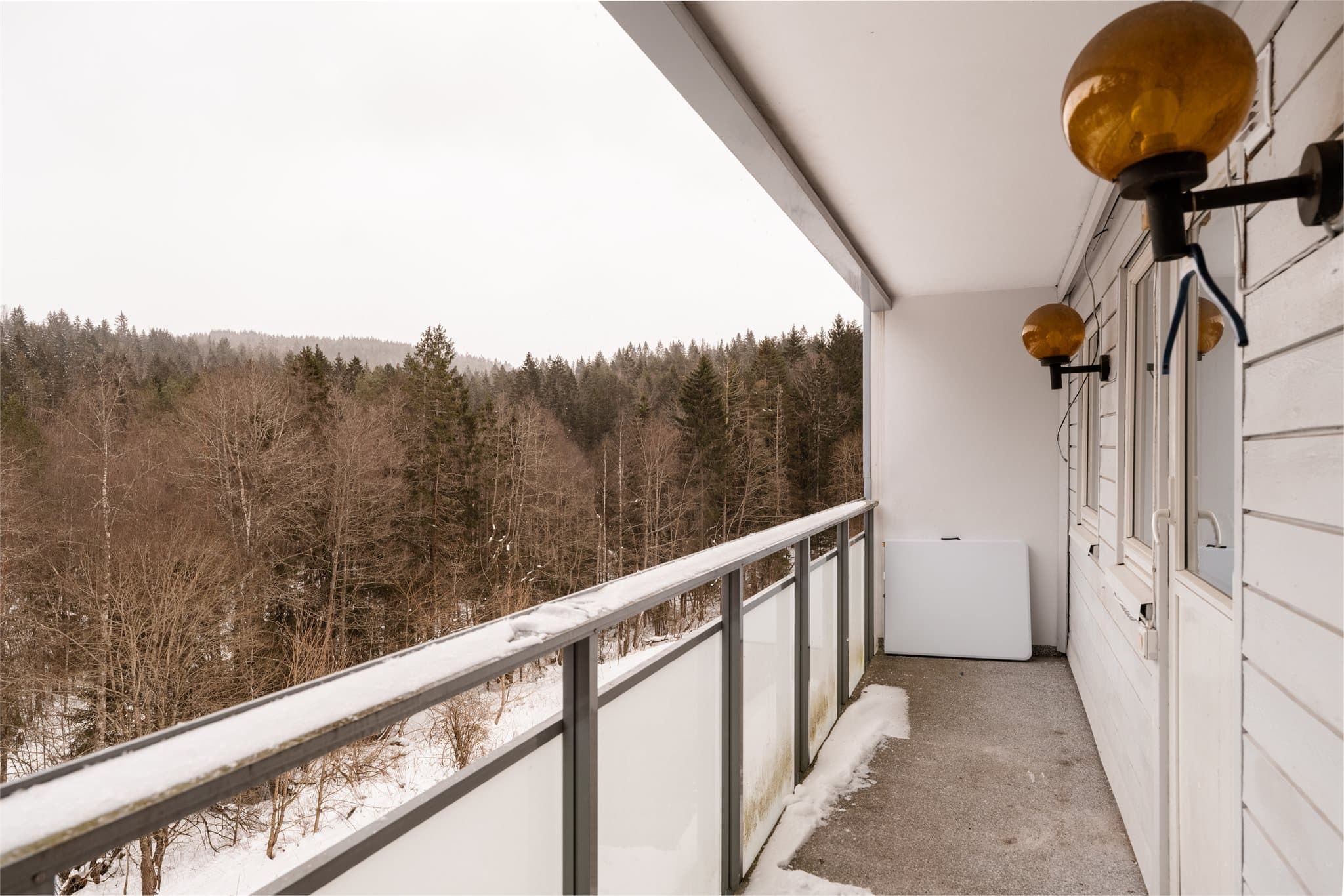 Den østvendte balkongen på 8 m² har utsikt mot et flott, grønt friområde.