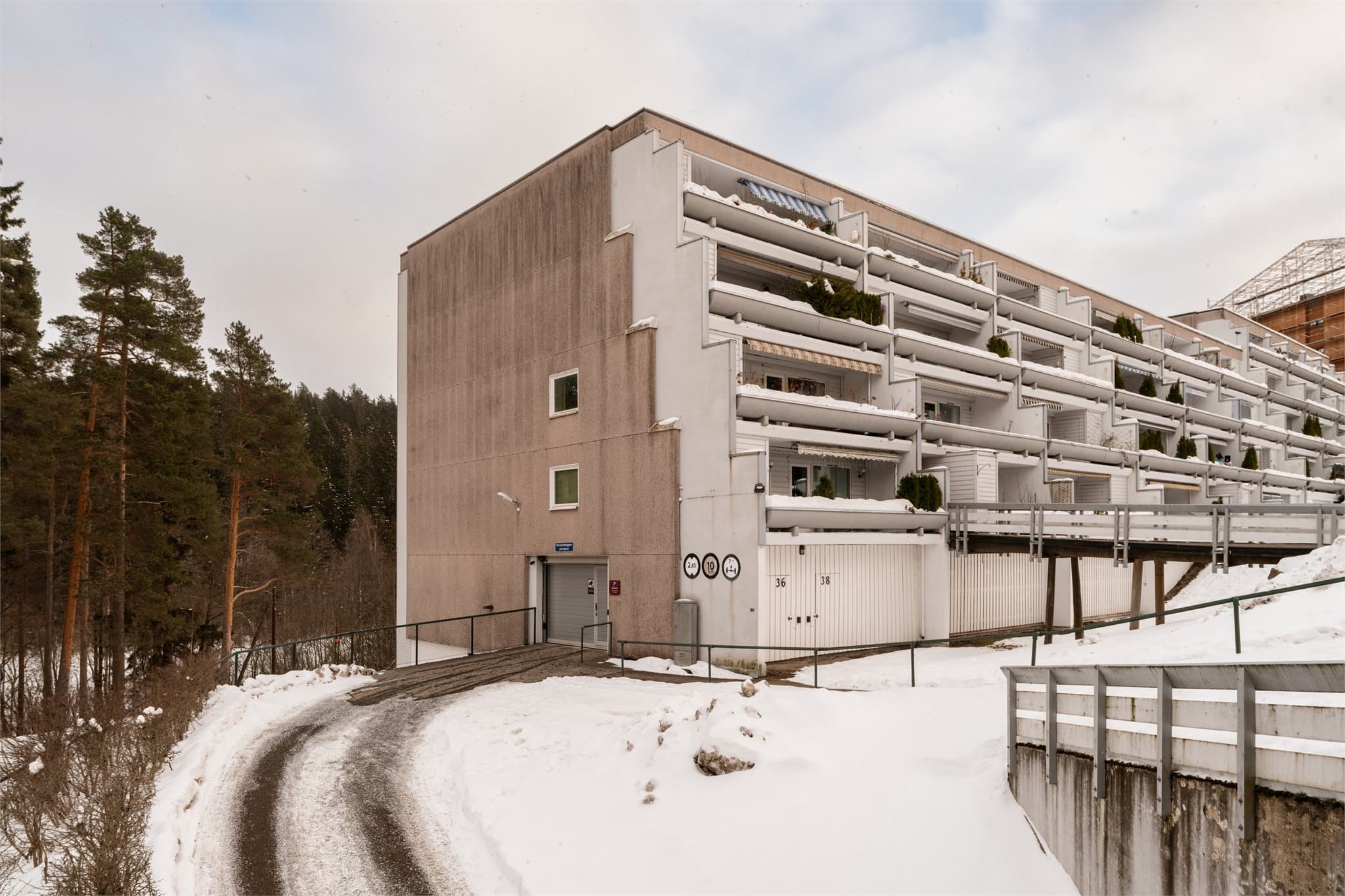 Området er bilfritt, stille og solrikt, med gode interne plasseringer i sameiet og flotte fellesområder med grønne og velstelte utearealer.