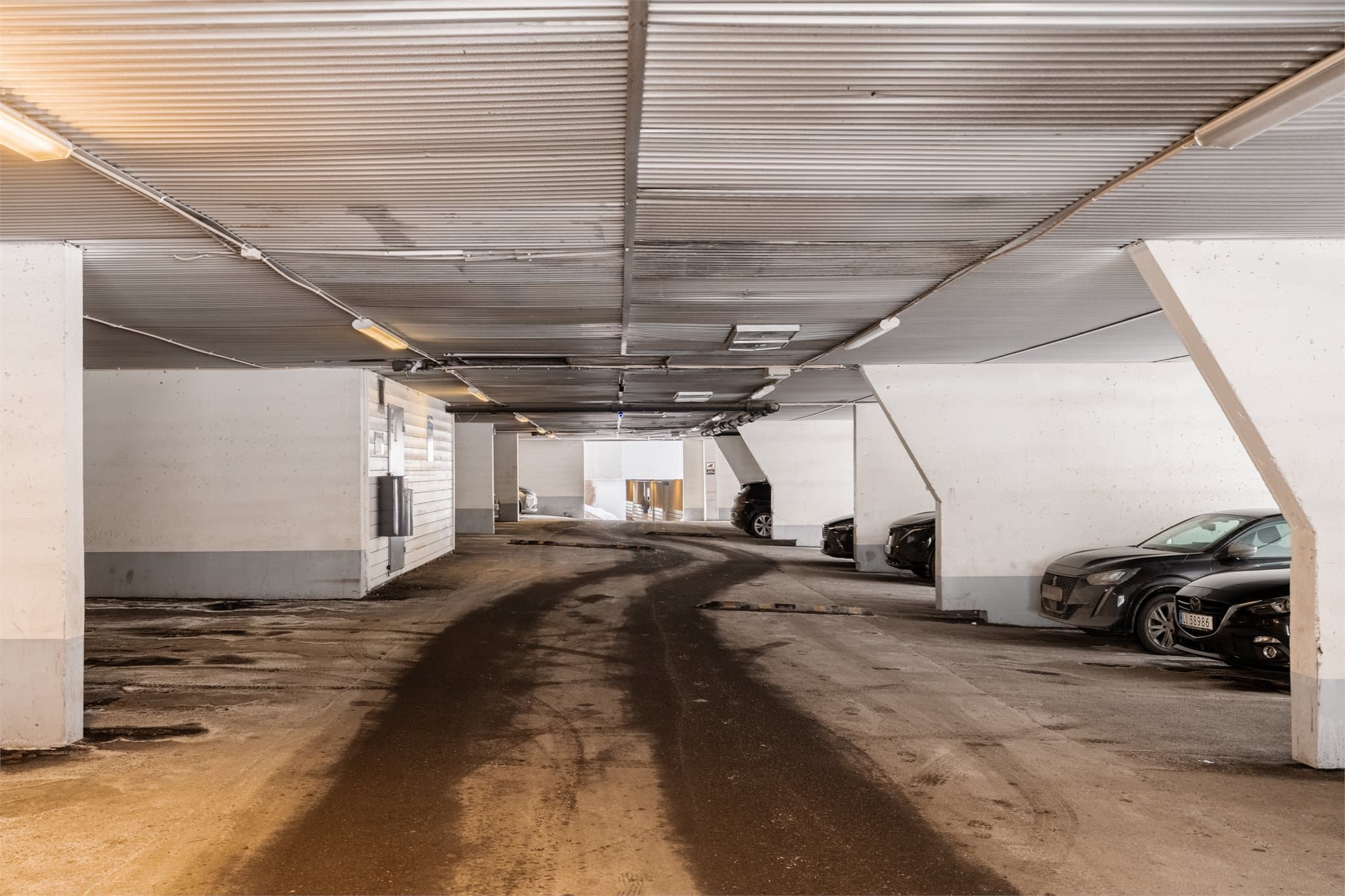 Trygg og tørr parkering i felles garasjeanlegg med enkel adkomst