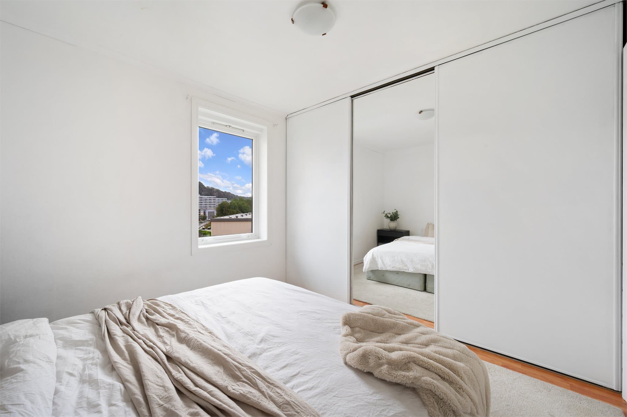 - Soverommet har godt med oppbevaringsplass med stor skyvedørsgarderobe -