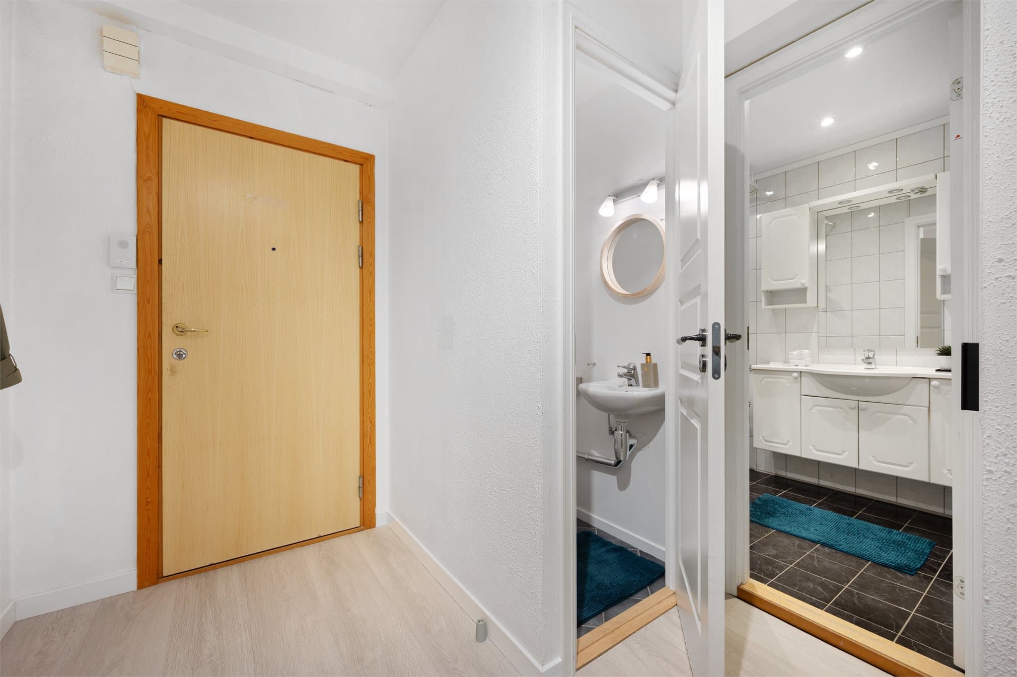 - Like utenfor badet er det et separat toalettrom -