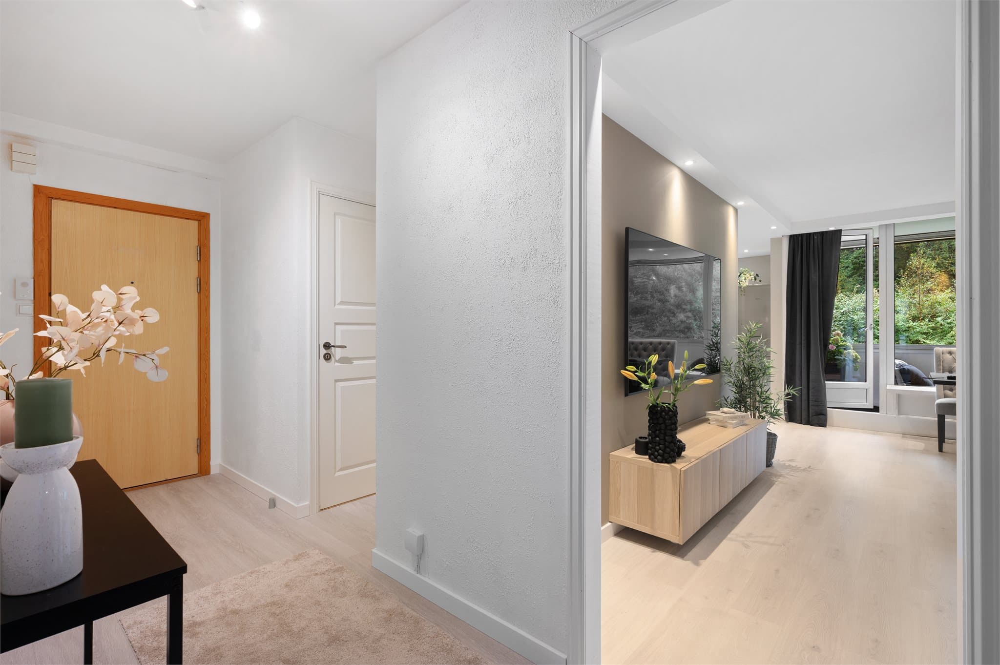 - Gulvet og listene i gangen er nytt fra 2025 -