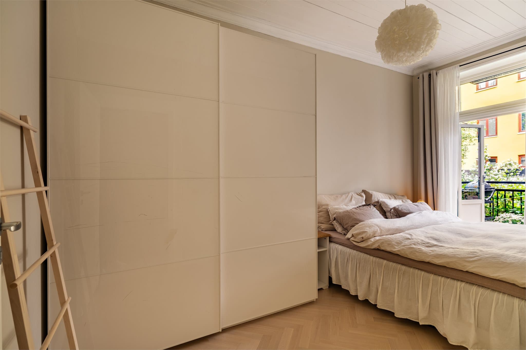 Soverommet har en romslig skyvedørsgarderobe for god oppbevaring.