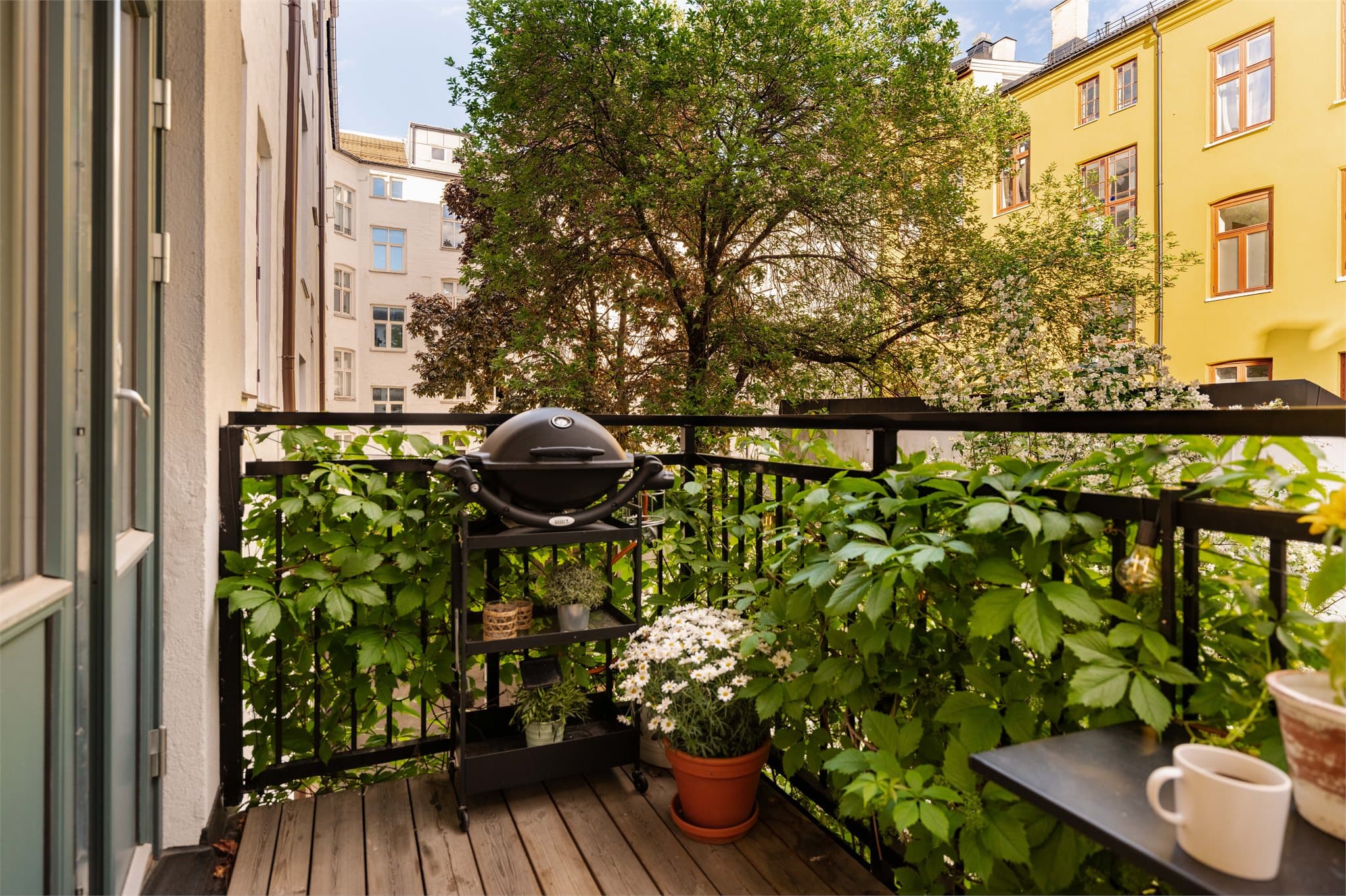 Nydelig, sydøstvendt balkong på ca. 4 m² mot en rolig og frodig bakgård. Balkongen har sol fra ca. 08.00-16.00 iflg. selger.