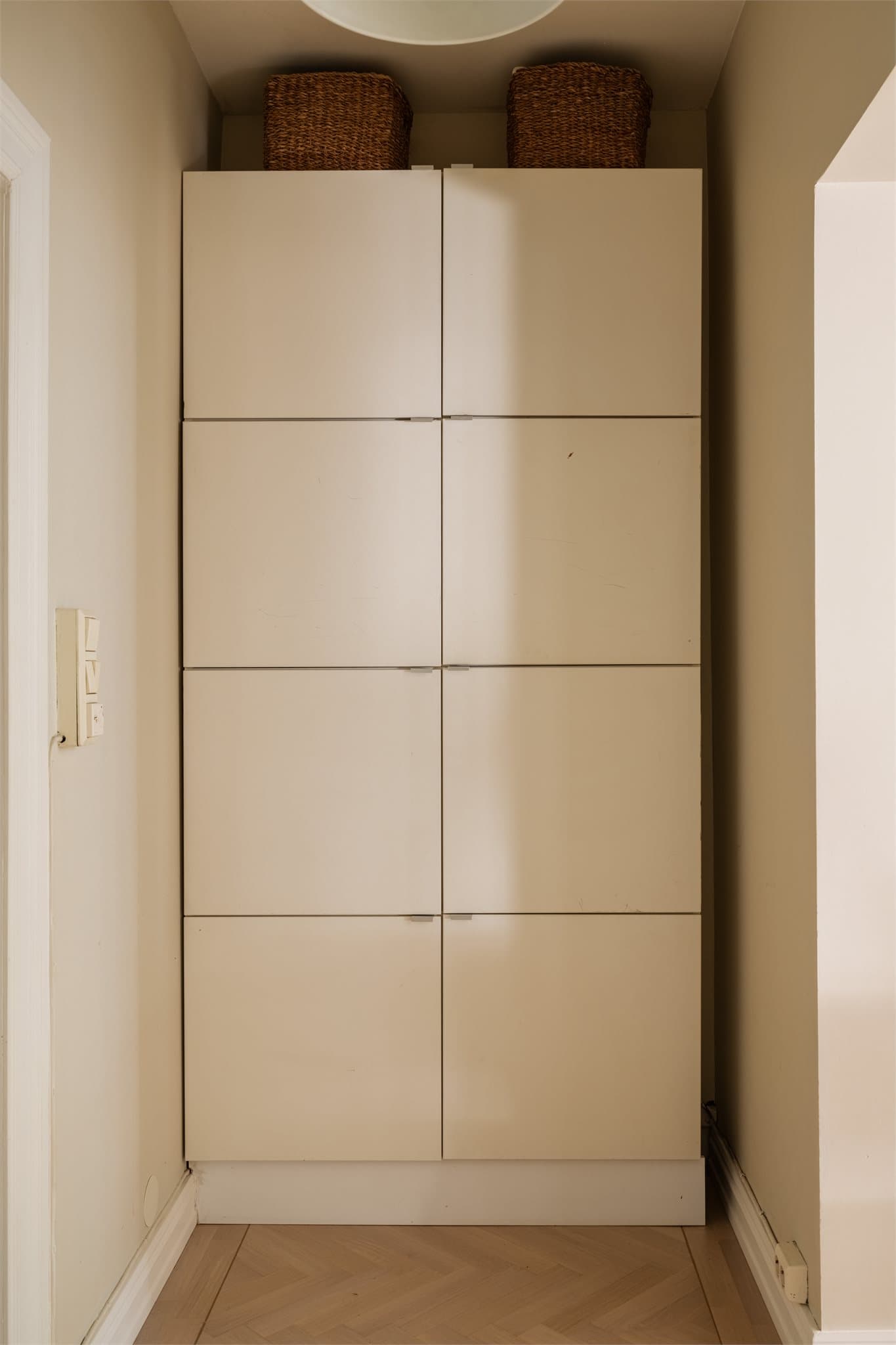 Leiligheten disponerer to boder på totalt 9 m², én i oppgangen og én i kjelleren.
