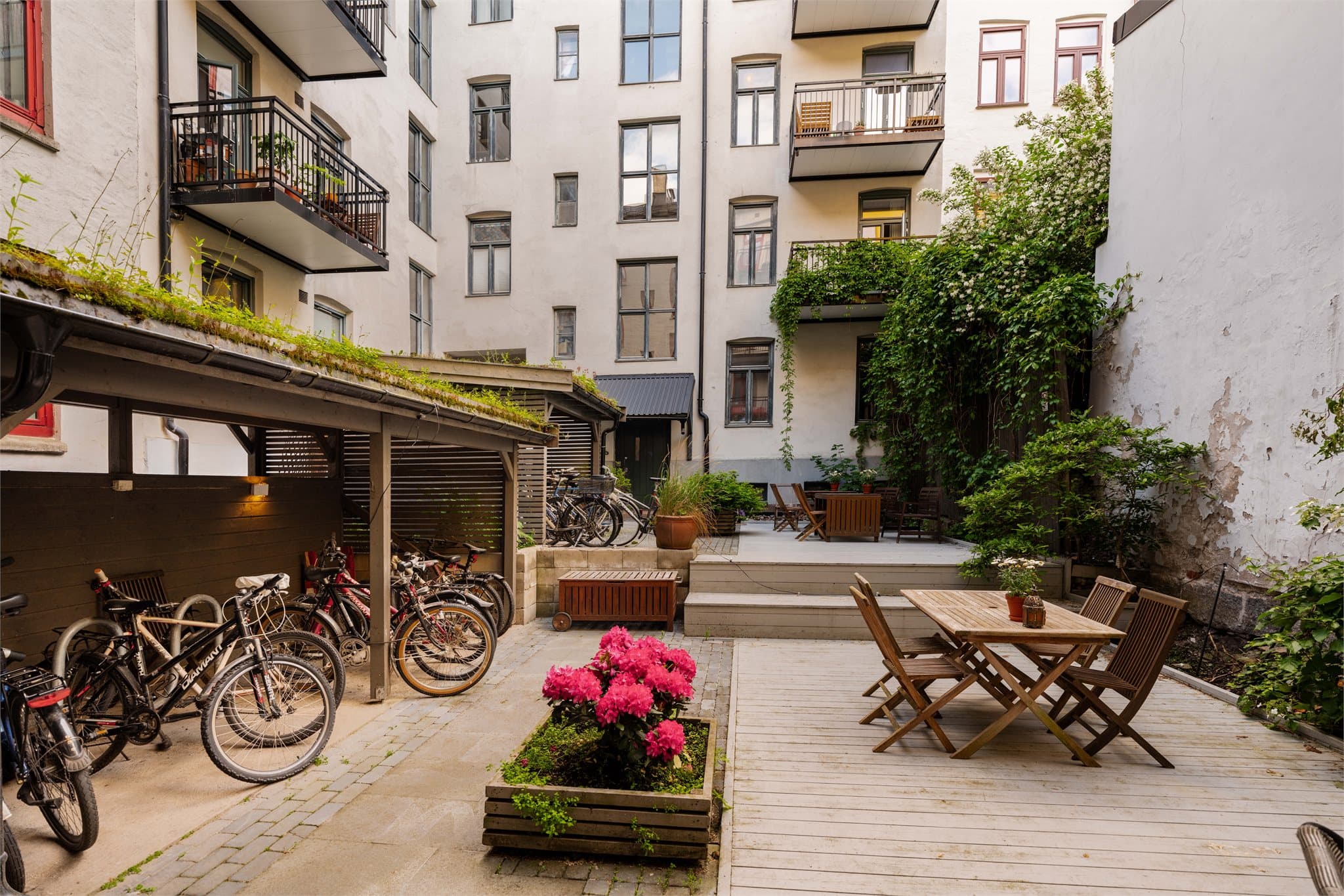 I bakgården er det felles, overbygget sykkelparkering for beboerne.