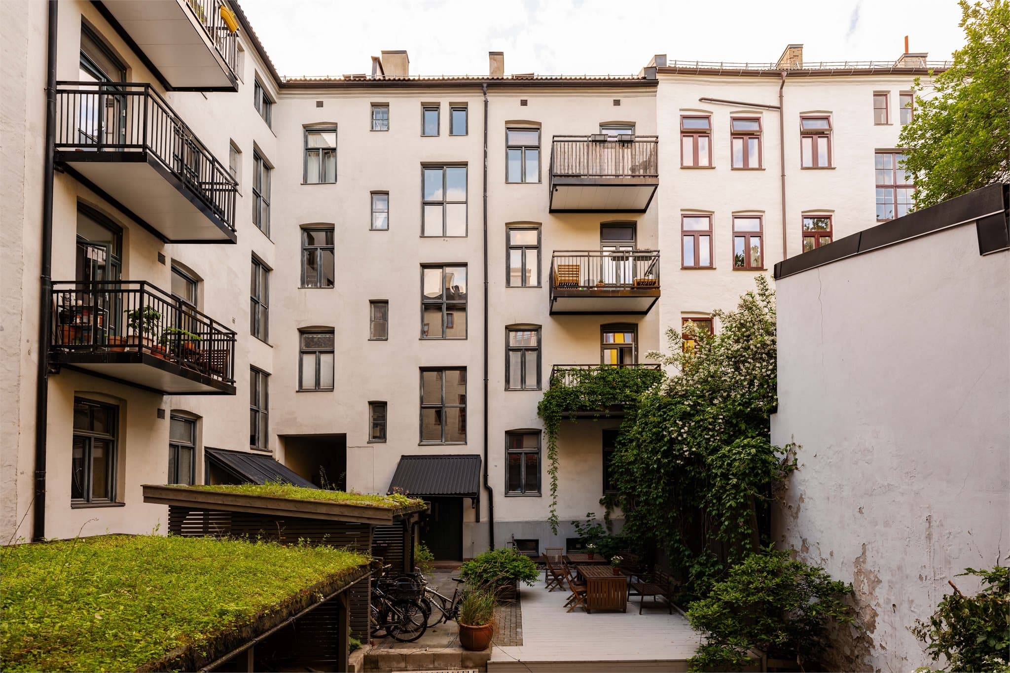 En rolig og tilbaketrukket bakgård, skjermet fra byens puls.