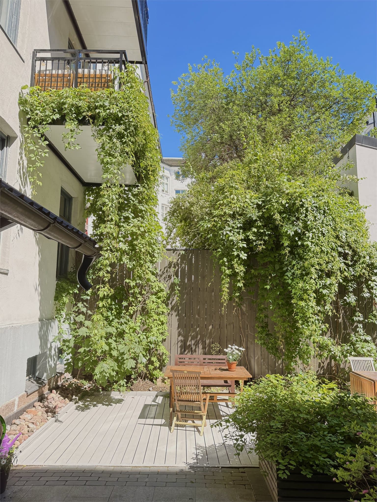 Sameiet disponerer del av en felles, møblert uteplass i den skjermede bakgården.