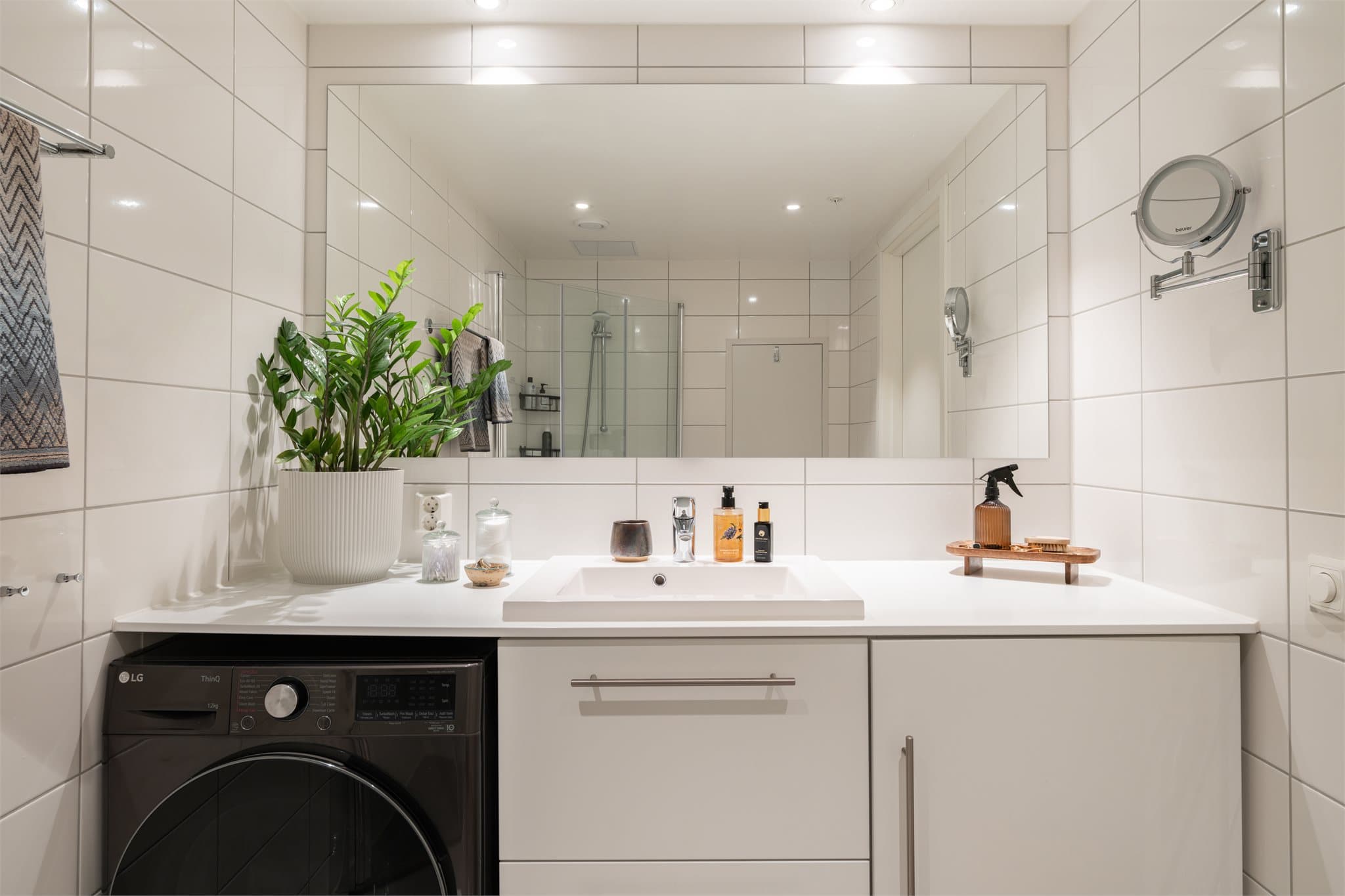 Det er opplegg for vaskemaskin, samt vannbåren gulvvarme og downlights