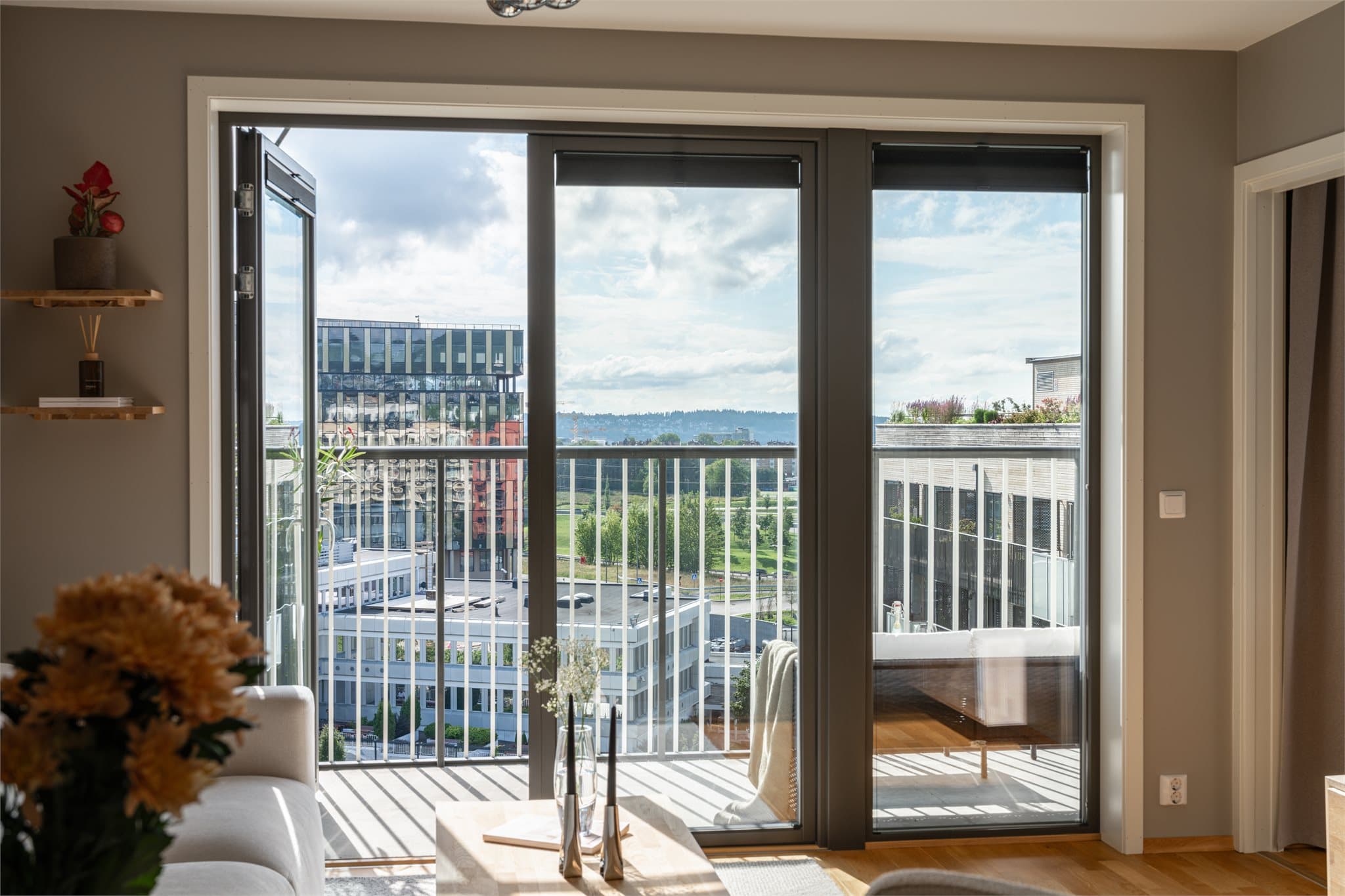 Dette er moderne og stilsikker 2-roms leilighet med usjenert solrik balkong