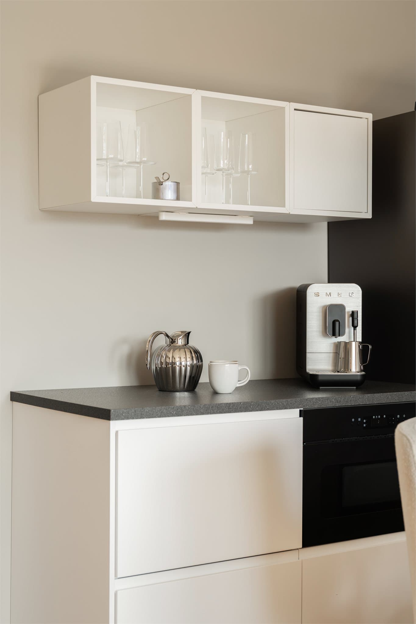 Kjøkkenet er tidløst med glatte fronter og laminat benkeplate