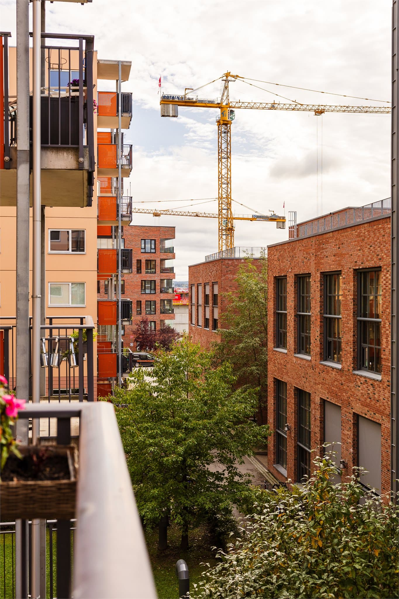 Fra balkongen er det pent utsyn mot nabolaget og grønne fellesområder.