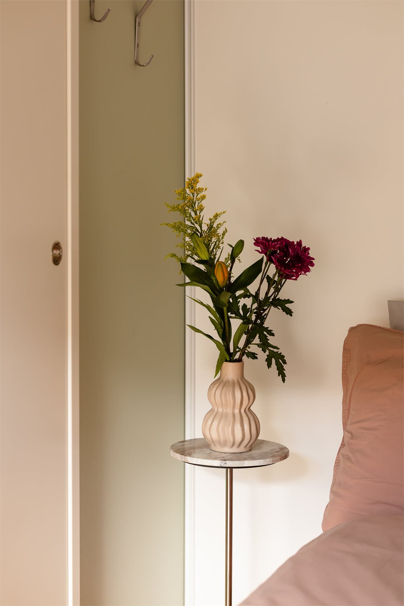 En praktisk, integrert garderobe sørger for mye oppbevaringsplass bak sengen.