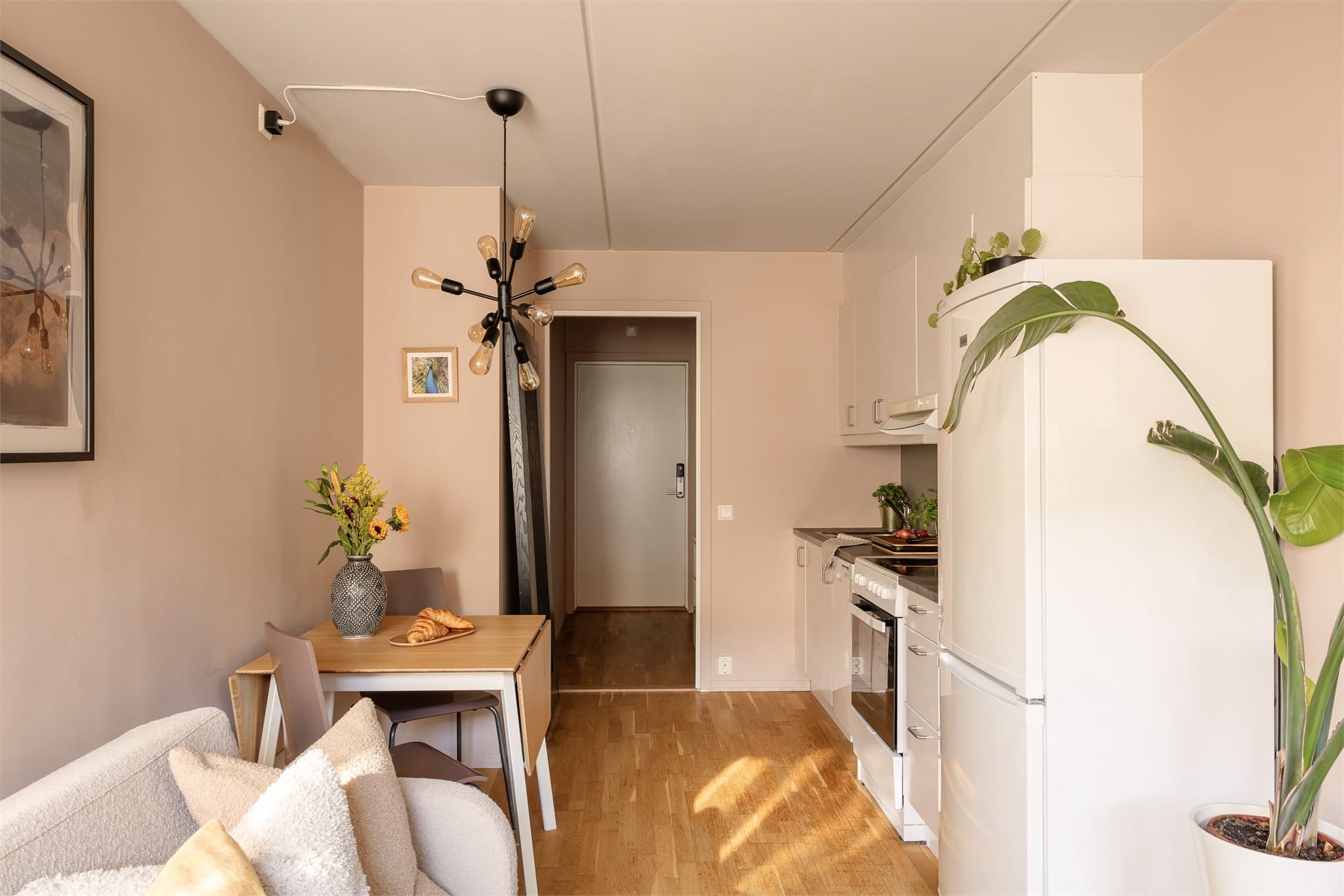 Et sosialt oppholdsrom med plass til både sofagruppe og spiseplass.