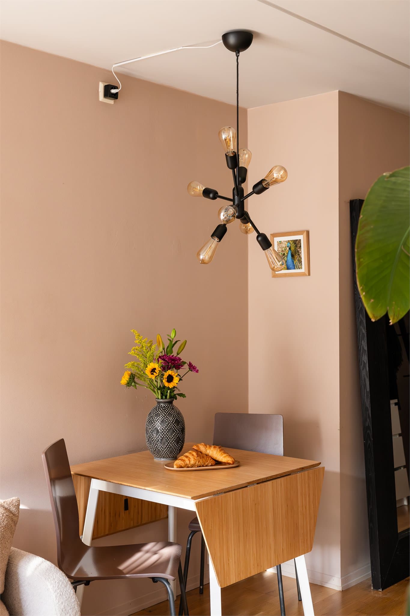 Her får du enkelt plass til flere gjester rundt spisebordet.