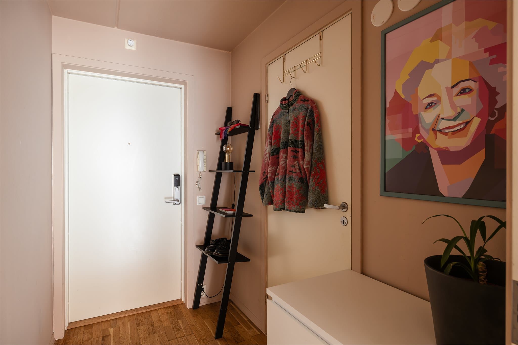 Velkommen hjem! Hyggelig entré med dørcalling som enkelt slipper inn kveldens gjester.