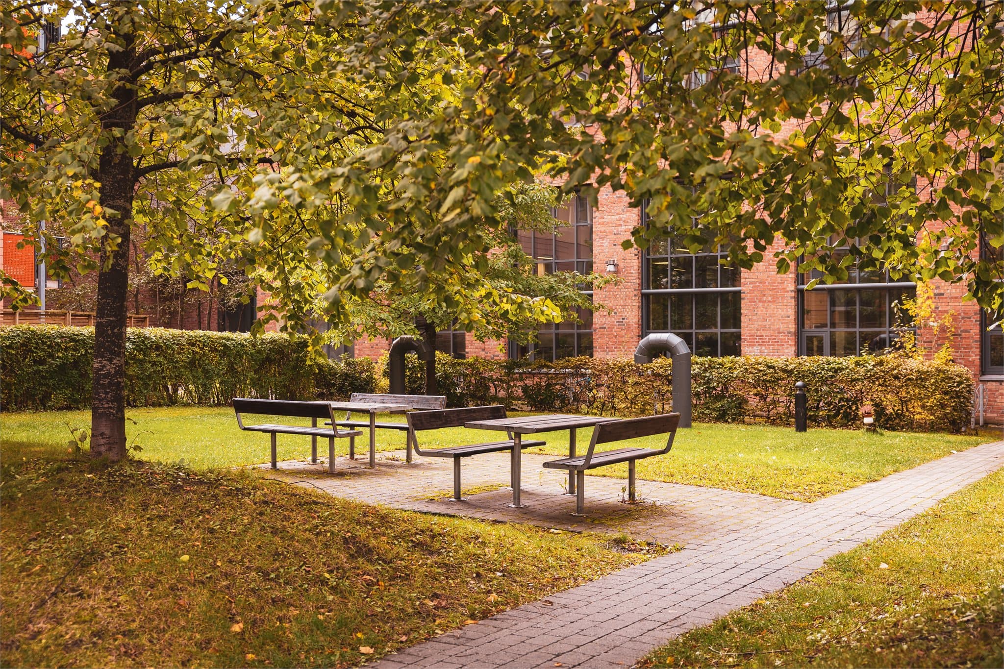 Utenfor er det store, grønne fellesområder med blant annet sittegrupper.