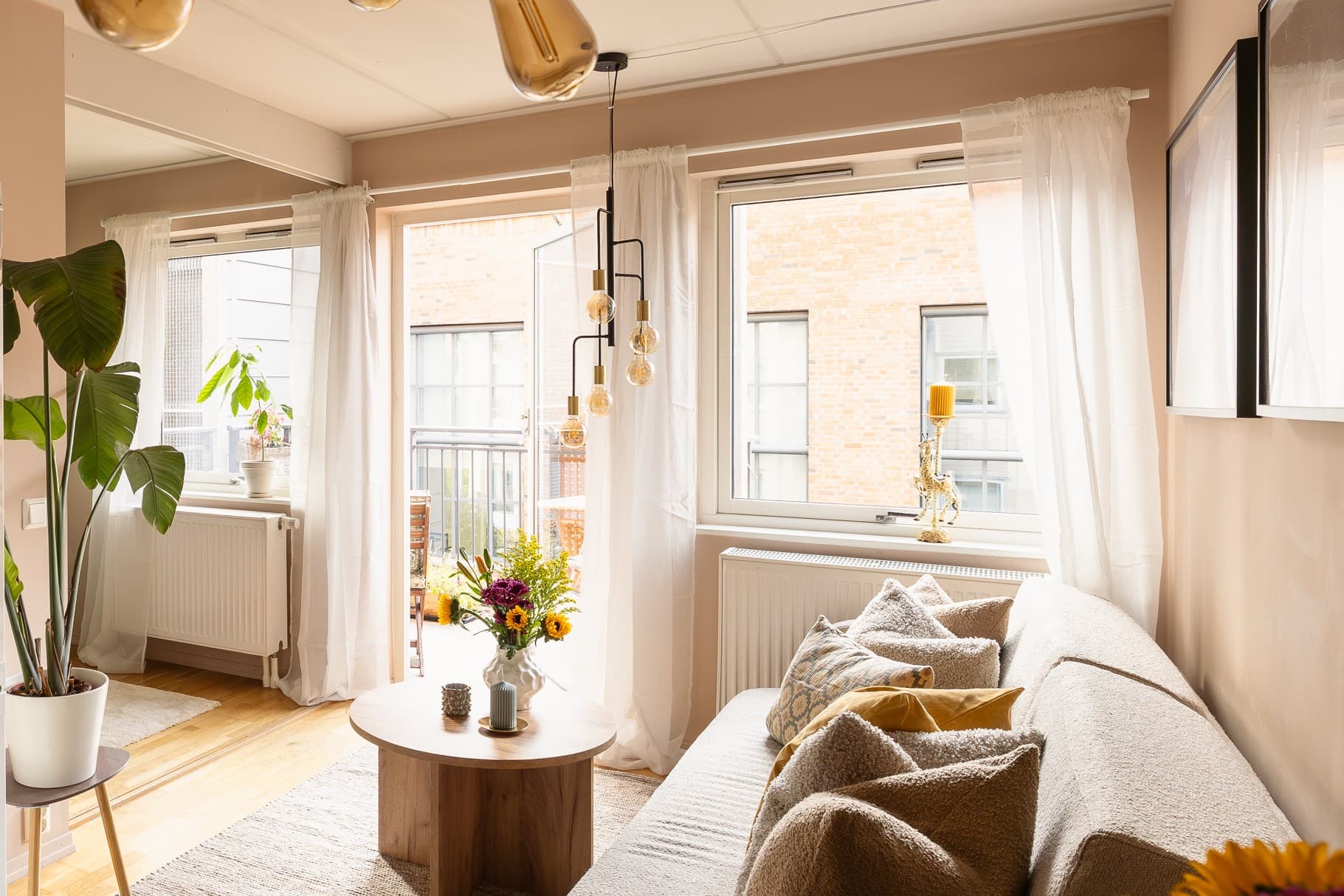 Innendørs er planløsningen meget god med naturlige soner for innredning.