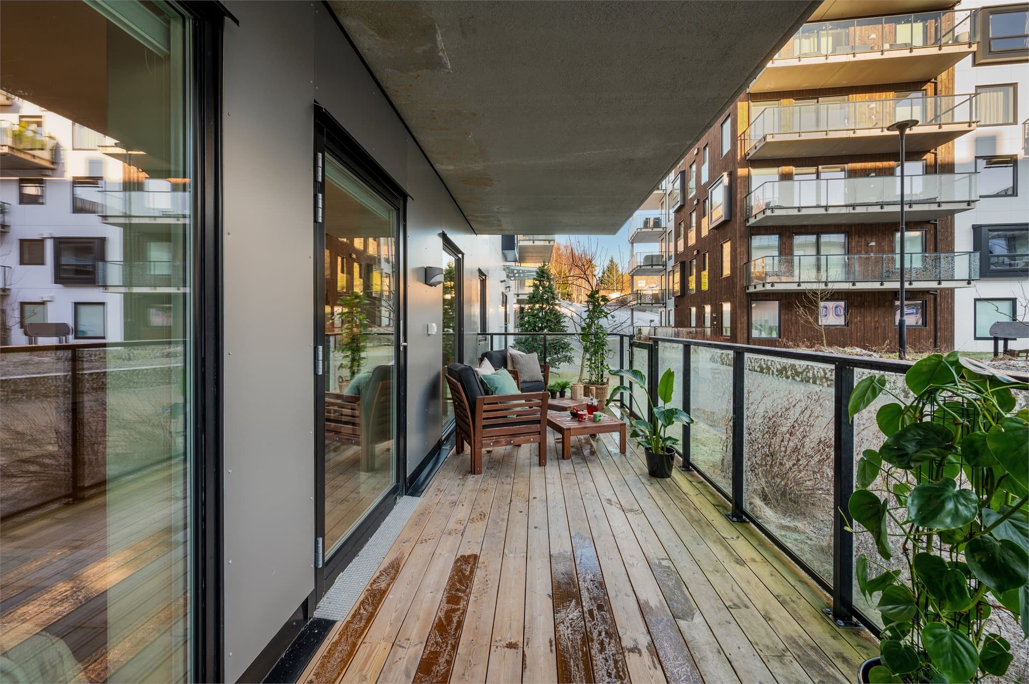 - Merk at balkongen er overbygget, noe som gjør bruksmulighetene betraktelig større -