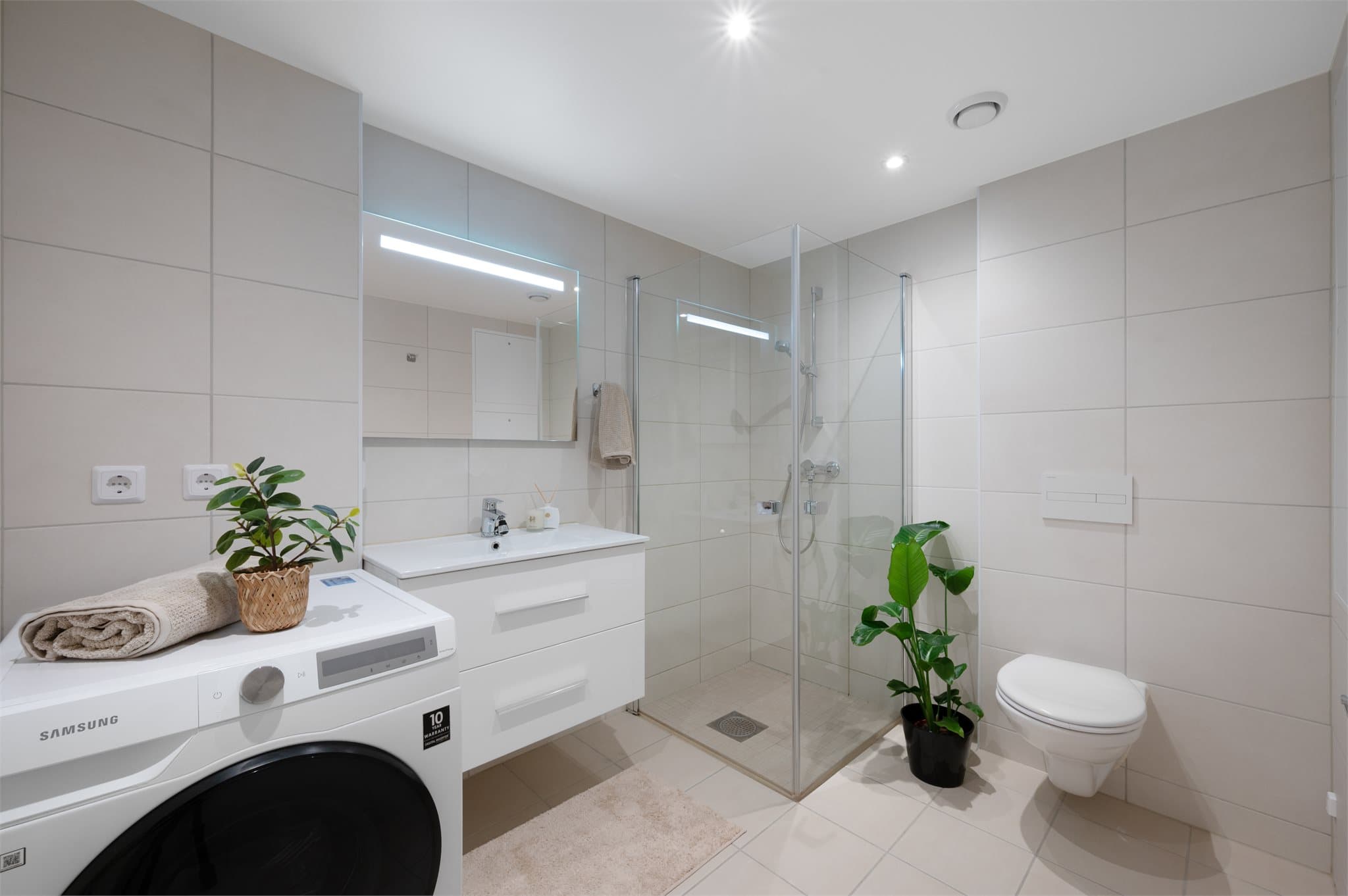 - Merk downlights i tak og integrert lys i speil -