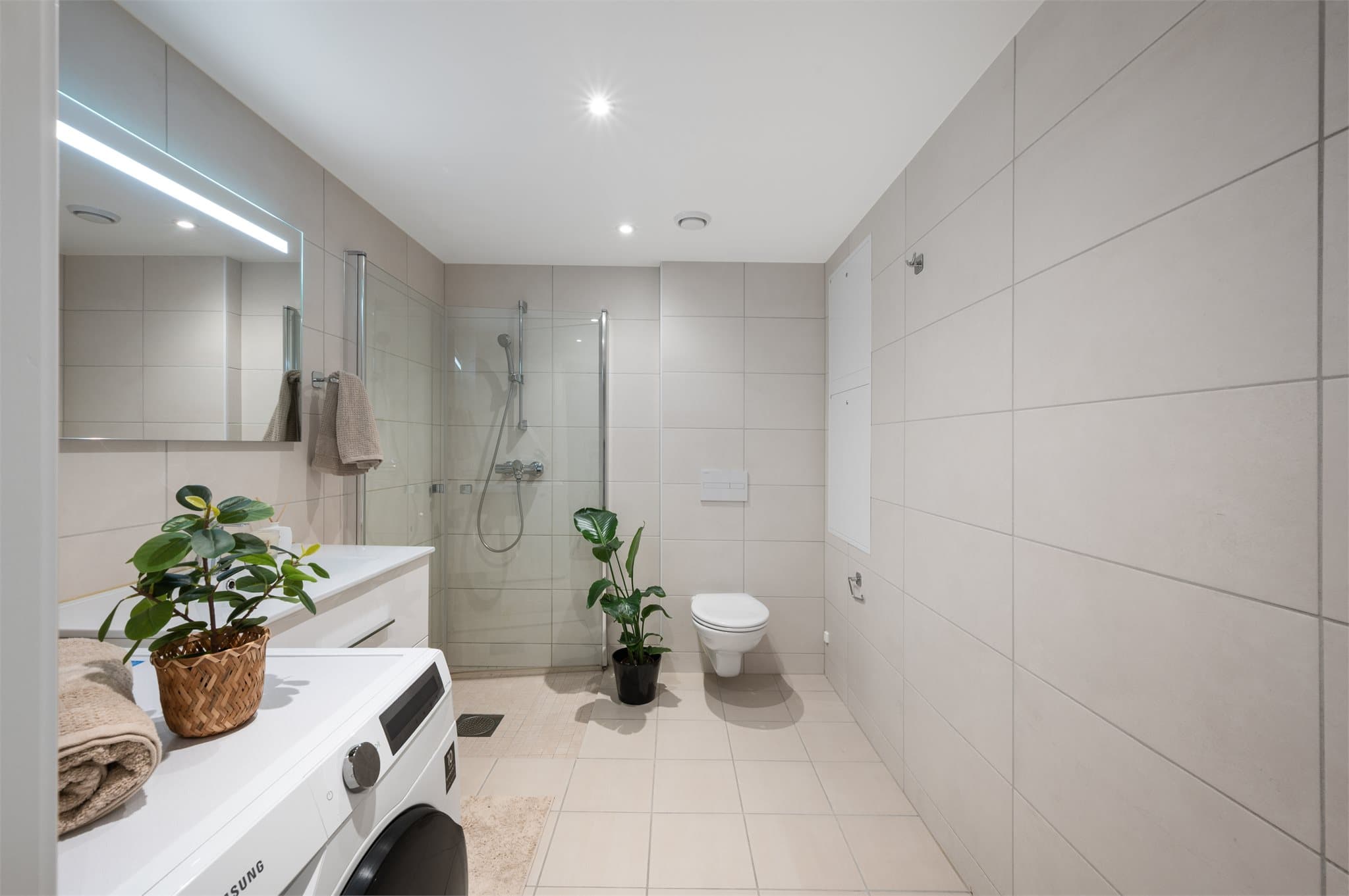 - Lekkert, helfliset bad med behagelig varme i gulv -