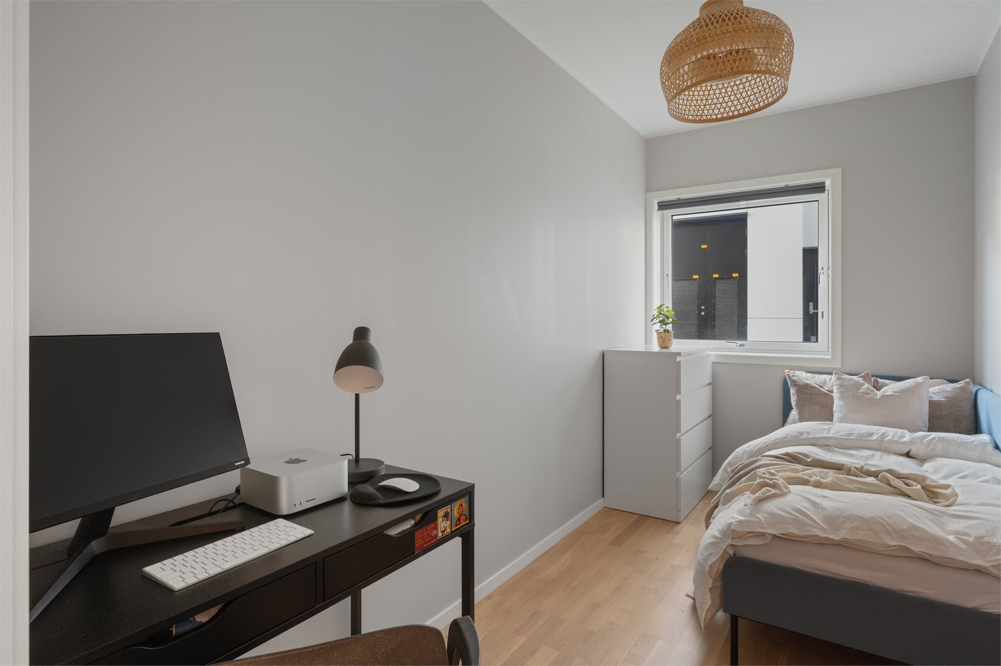 - Soverom 2 måler 7,4m² -