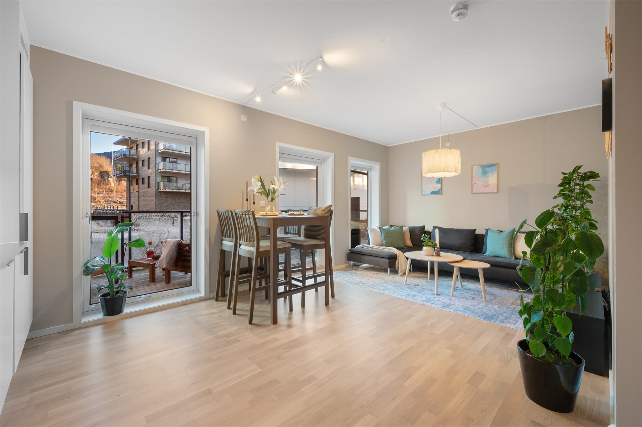 - Leiligheten inneholder stue/kjøkken, 2 soverom, bad, walk-in-closet og entré + ekstern bod -