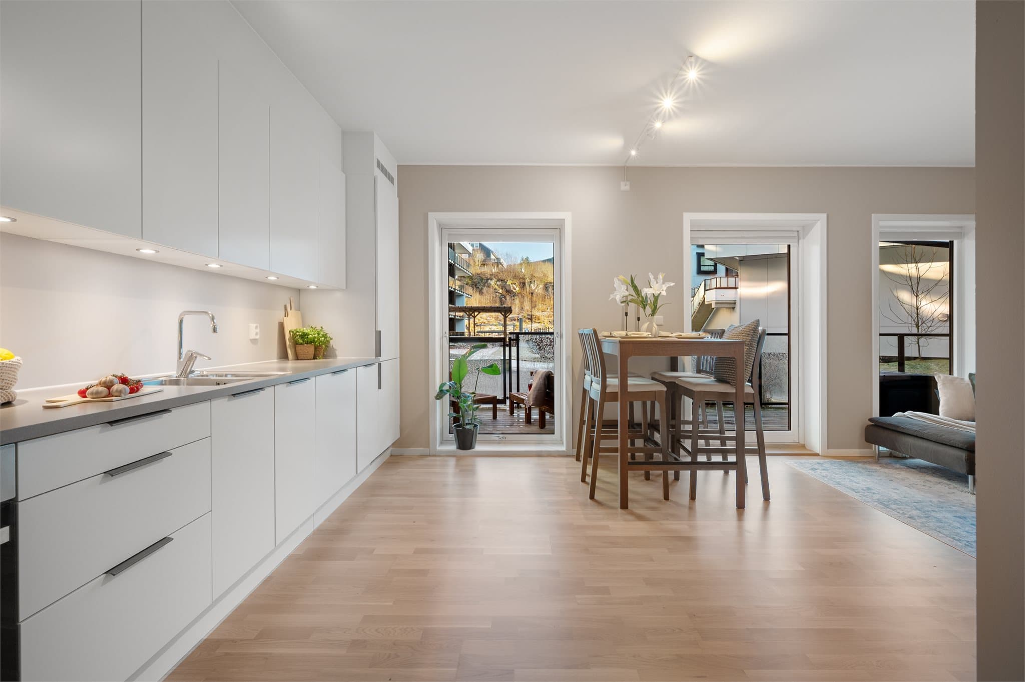 - Ny eier får gleden av integrert stekeovn, induksjon platetopp, oppvaskmaskin og kjøle-fryseskap -