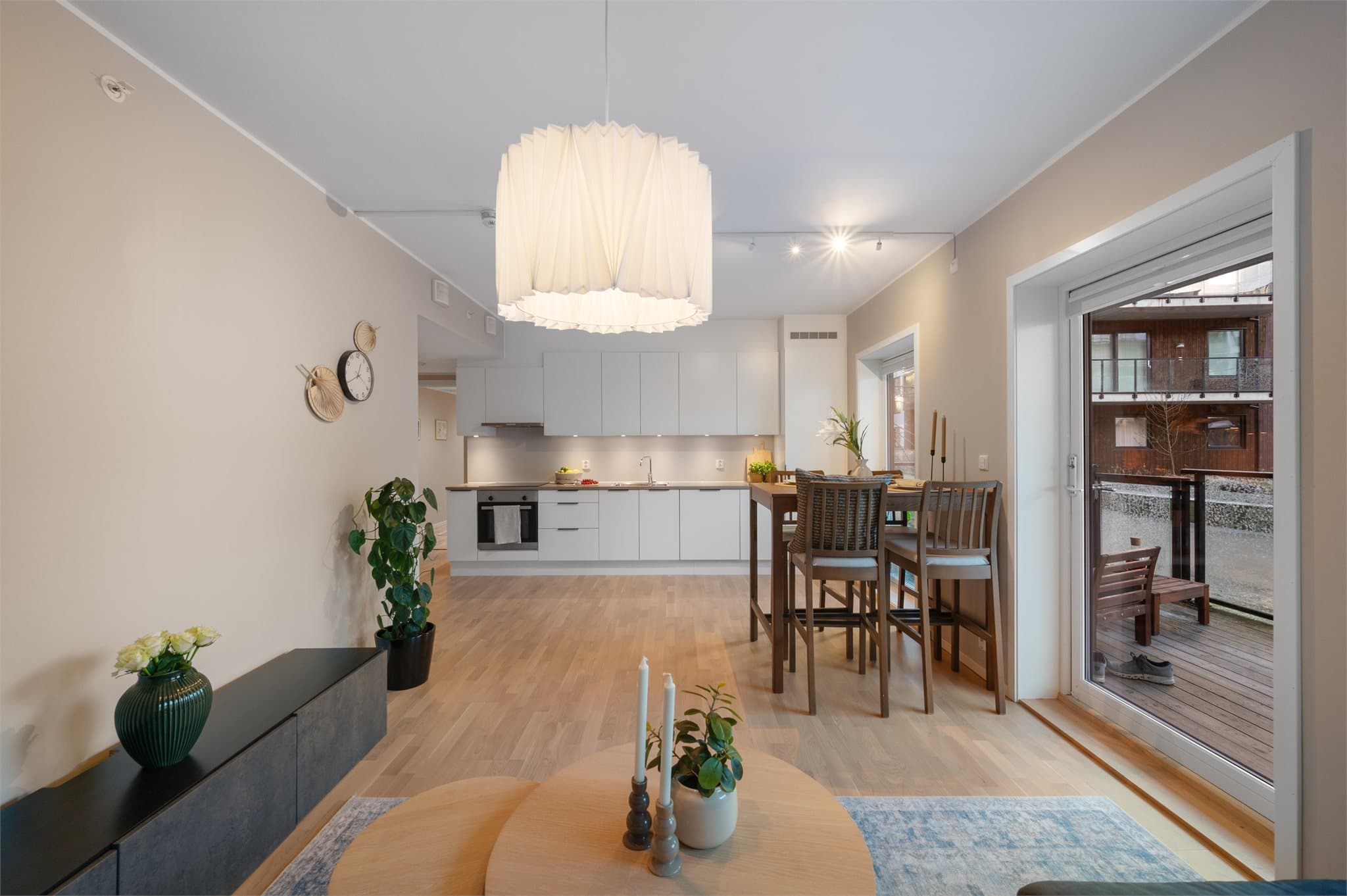 - Åpen stue- og kjøkkenløsning på 27,4m². - Merk de generøse vindusflatene med praktisk solskjerming -